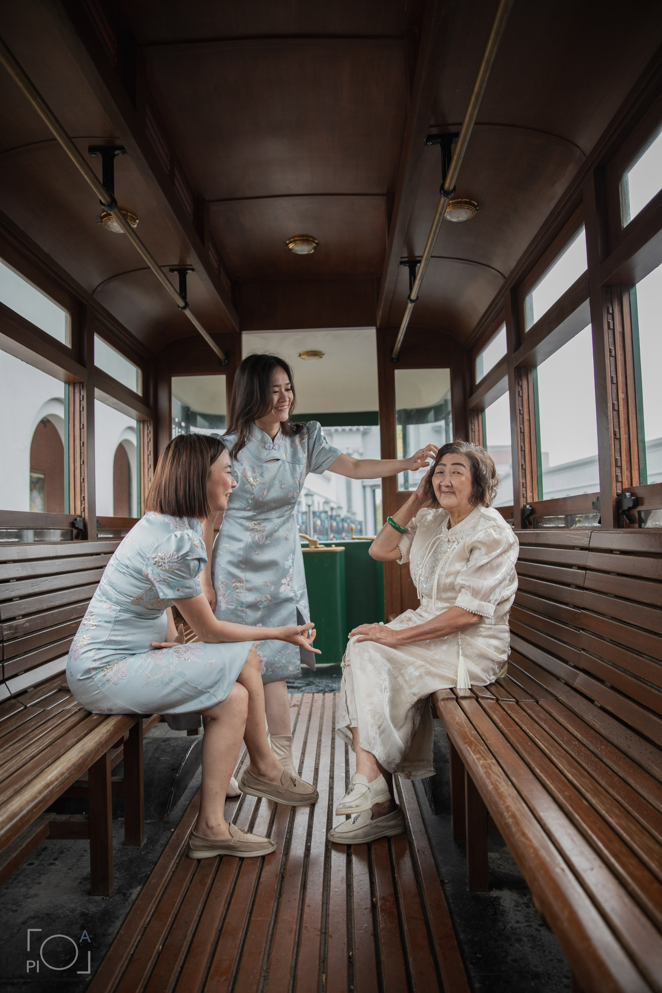 Shanghai 1930s retro photo shoot at Shanghai photo studio. Family photo shoot in Chinese retro style. 