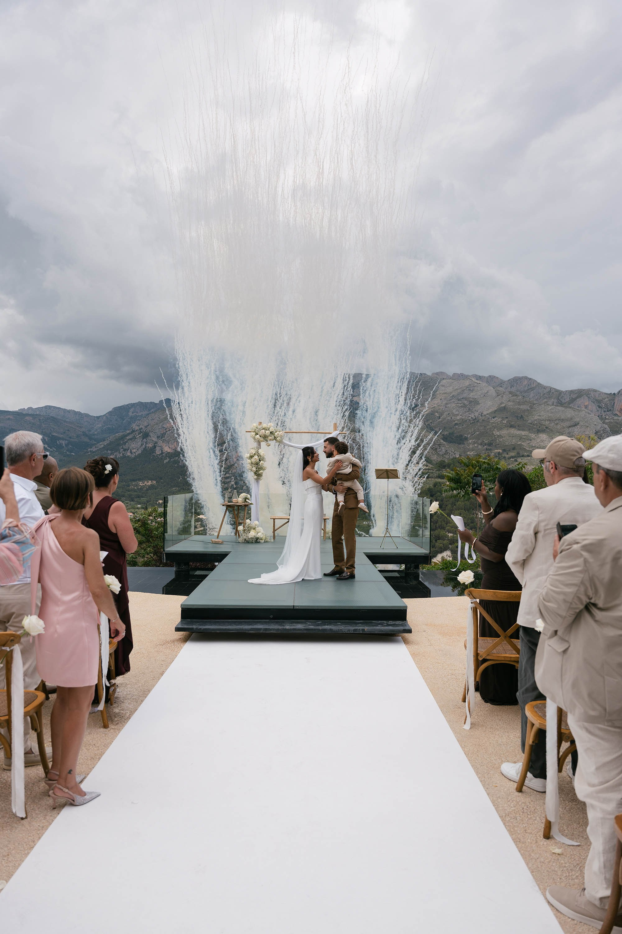 Sarah and Theo — VIVOOD. Fotógrafos de bodas de destino y creadores de contenido con base en España