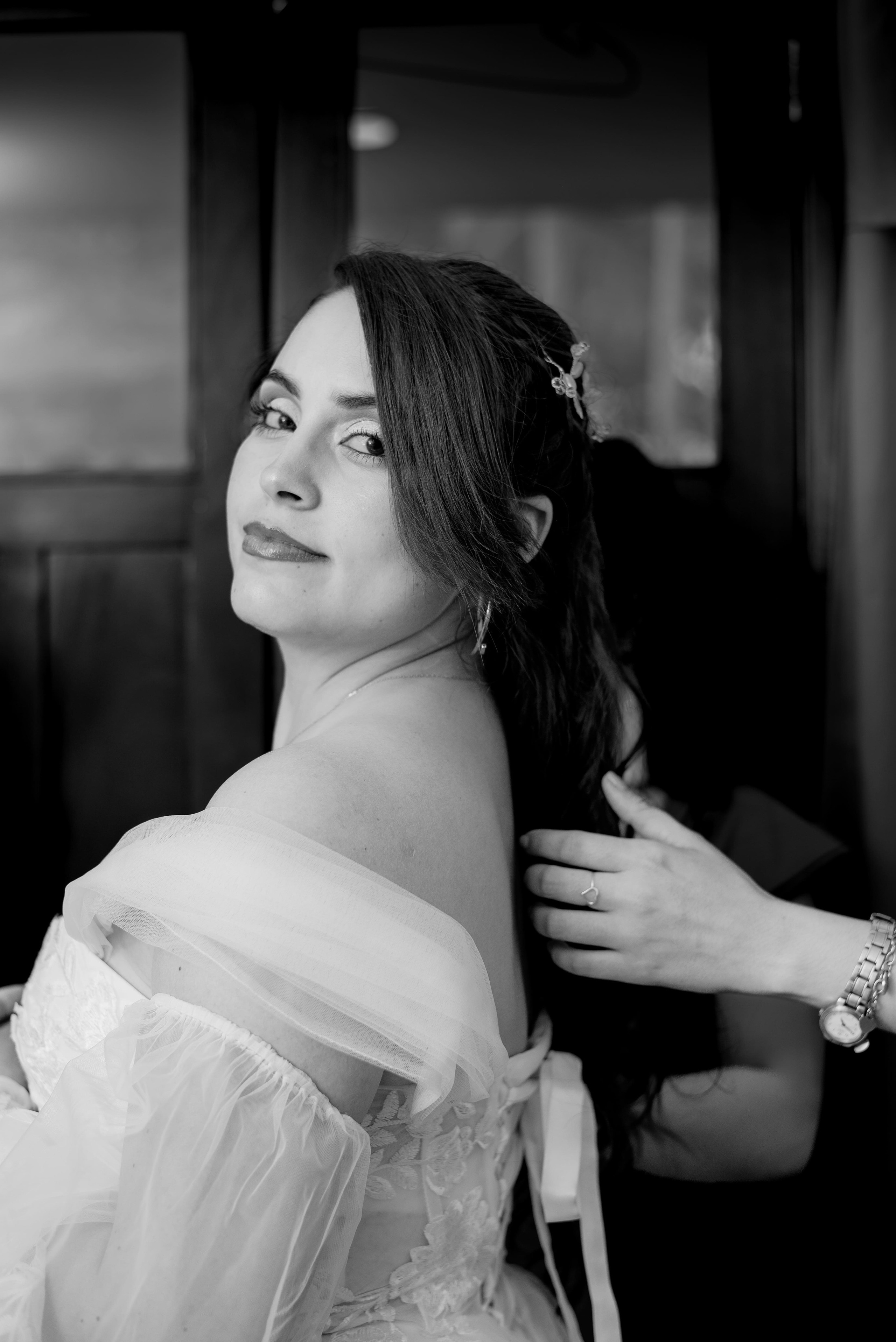 Novia con ramo de flores en mano, sonrisa en día de boda en playa, retrato naturalista Santa Marta