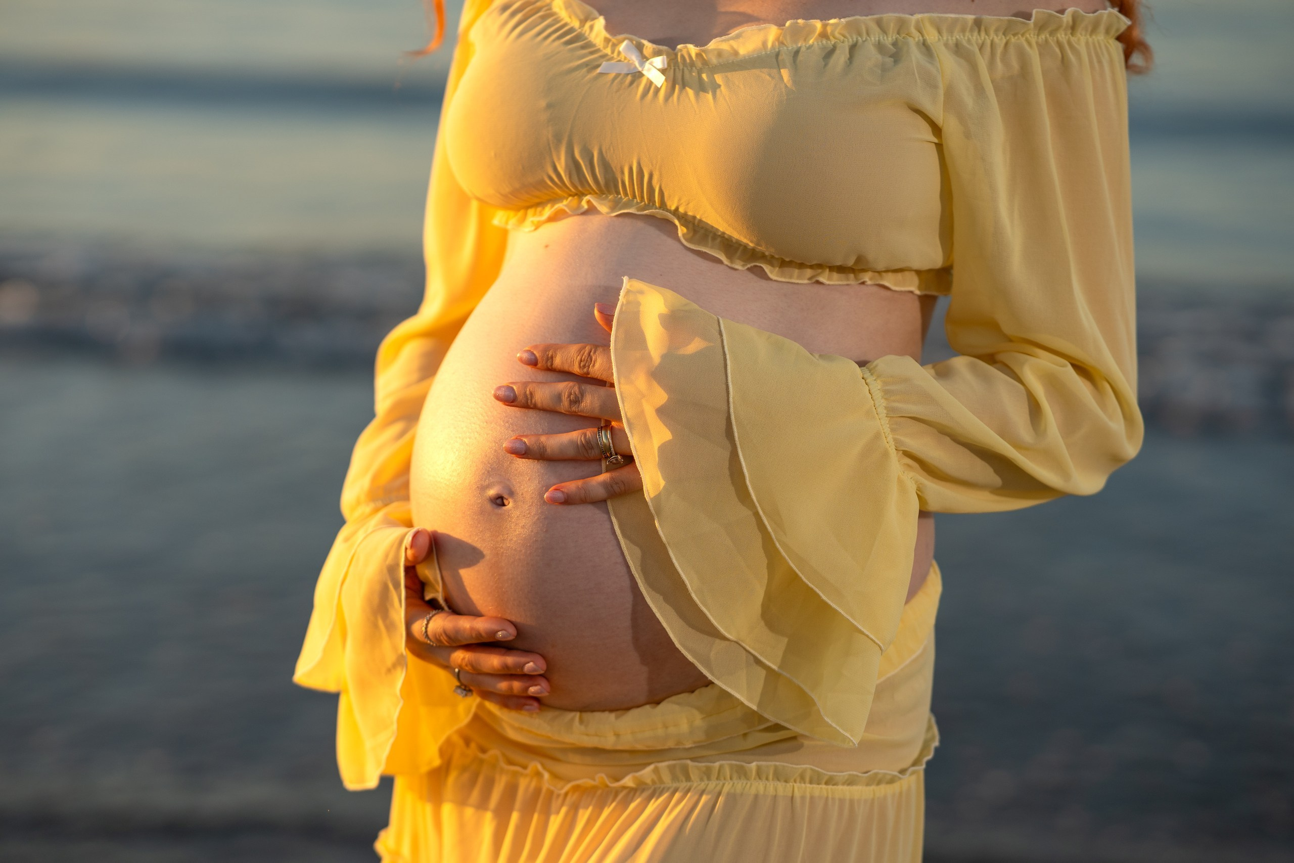 Doar ei, marea si o burtica. Adelinne — fotograf profesionist în Constanța pentru familii, bebeluși și evenimente