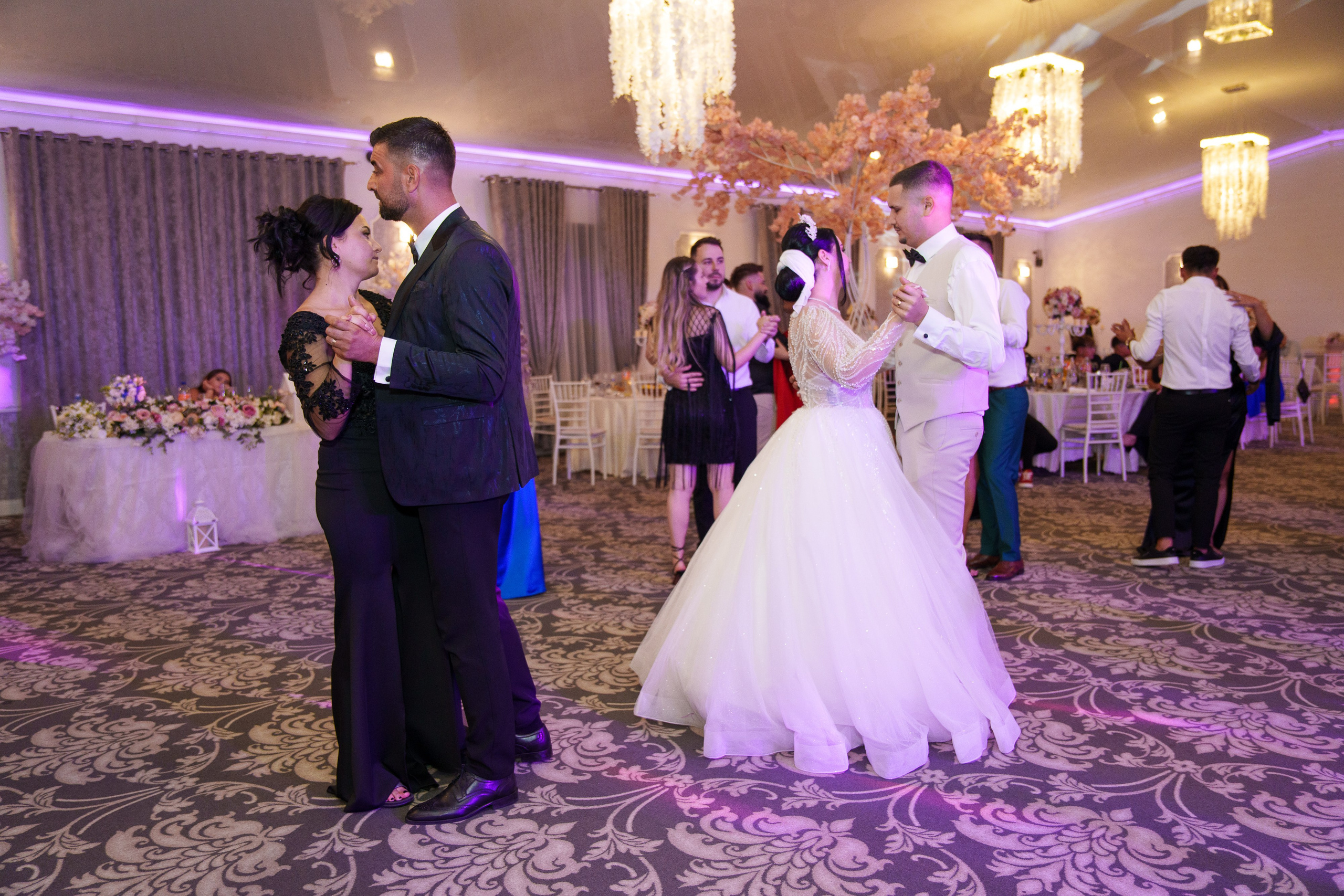 Bella & Adi. Foto Studio — Fotograf de evenimente, nunti, botezuri, portrete