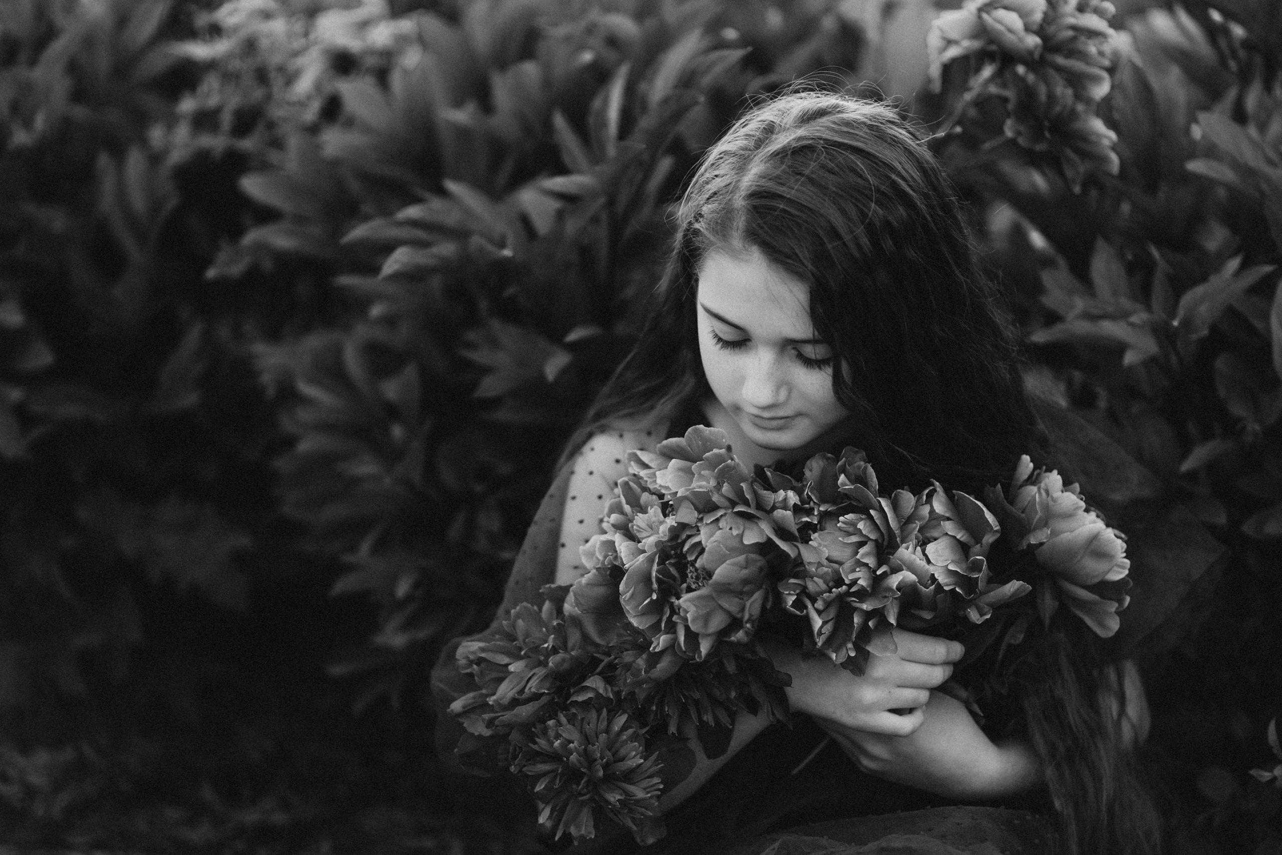 Junges Mädchen in einem Blumenfeld. Schwarz-weiß Fotografie in Münster. Fotografin Viktoria Roschen