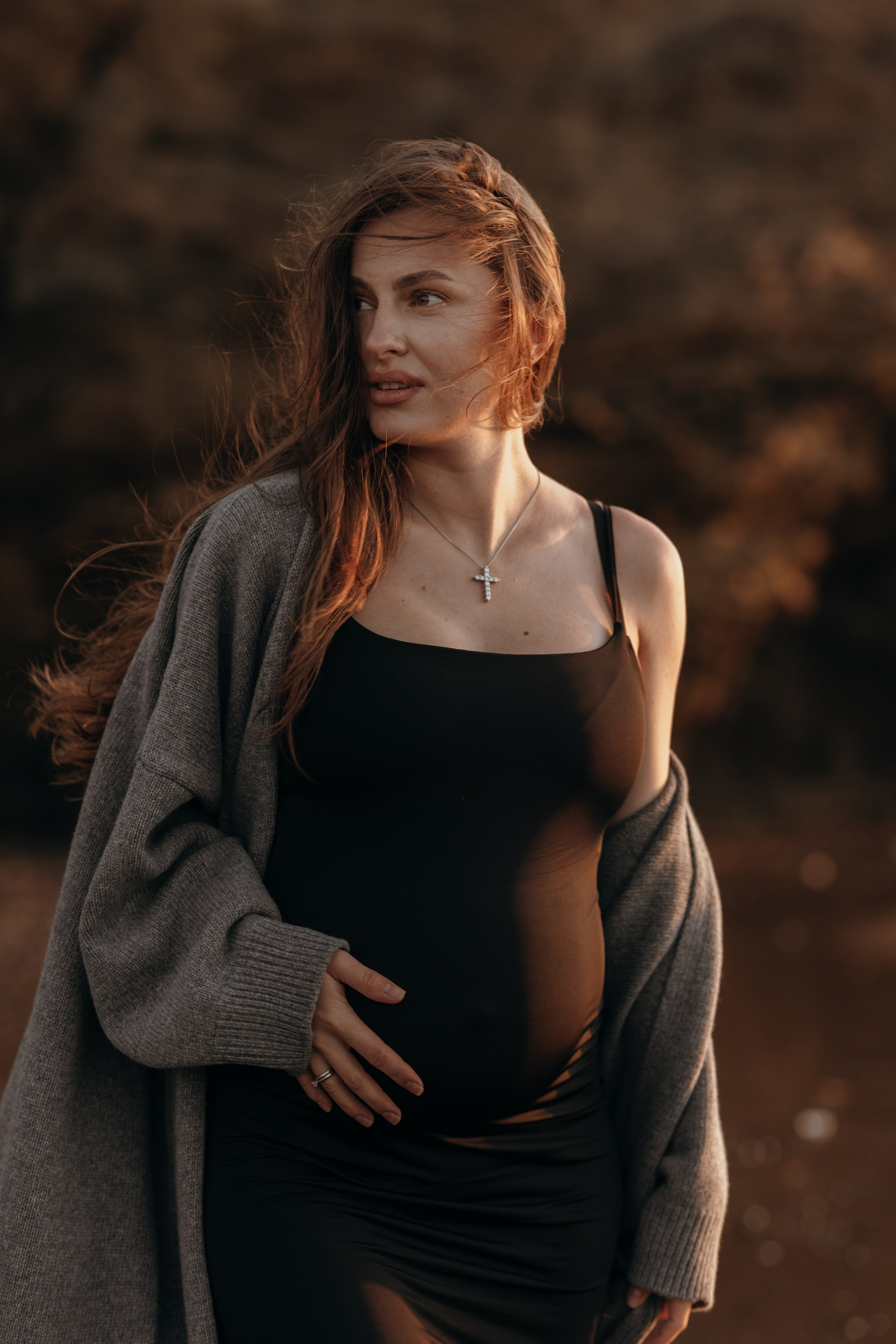 Sunset maternity photoshoot. Annah Louwagie — Lifestyle photographer for couples, families & brands | France & worldwide