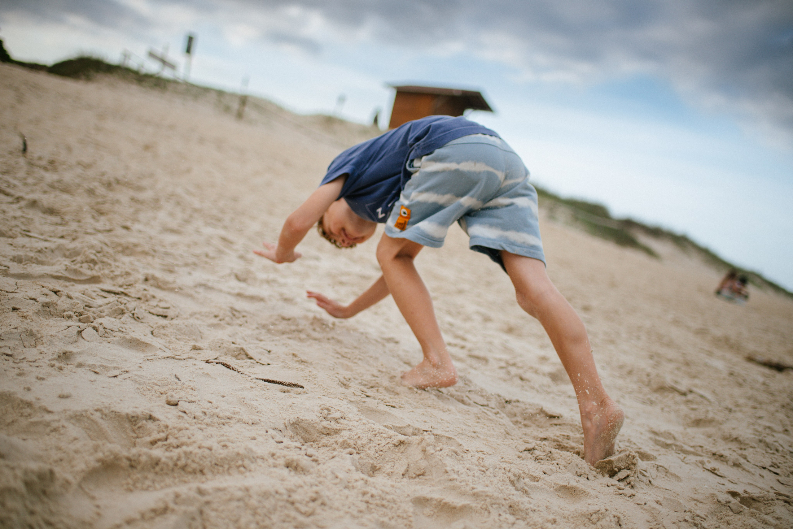 Joga de frisbee. Fotógrafo de família e crianças