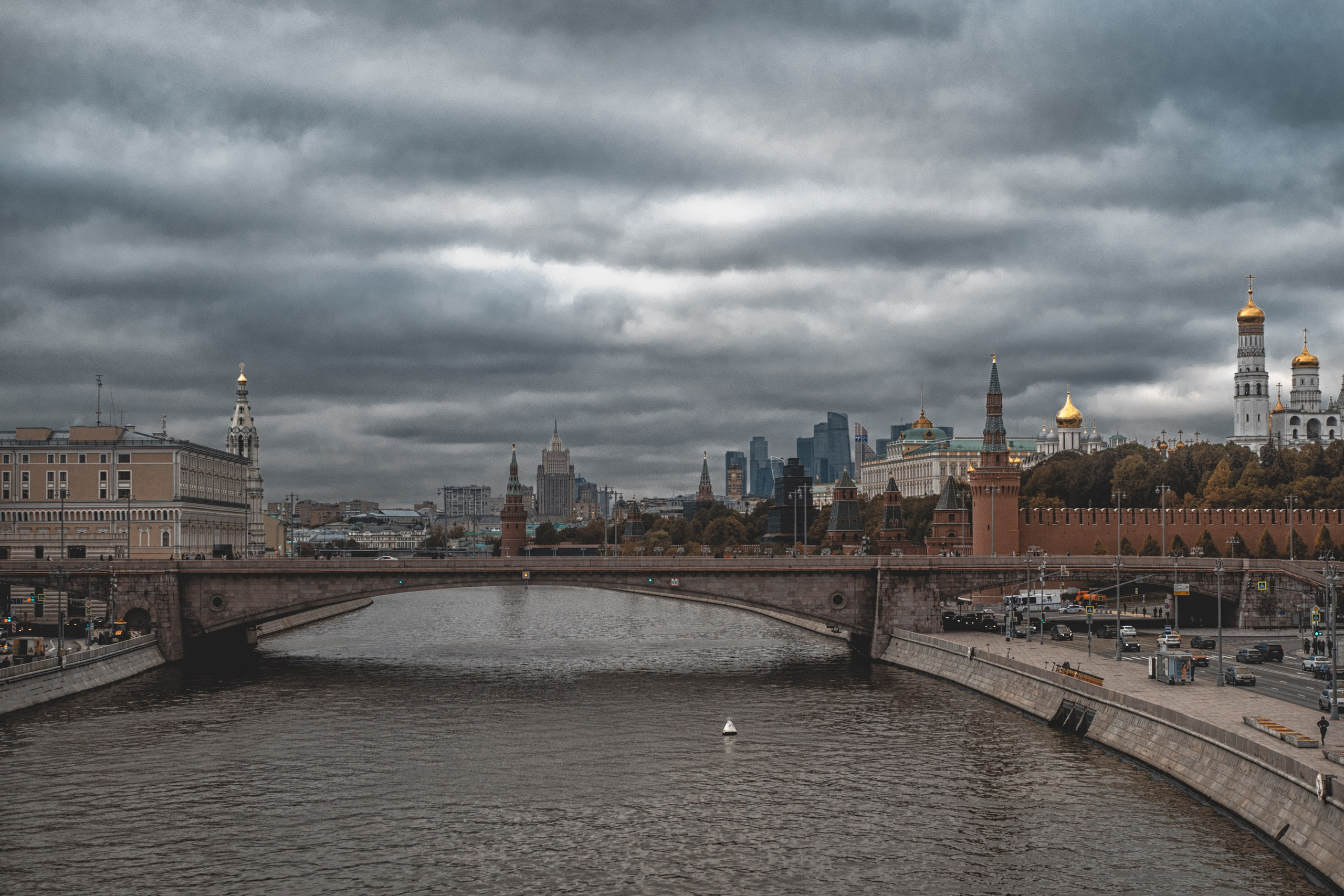 Moscou, une promenade vers Parc « Zaryadye » longeant Moskva-Reka. Photographe sur Cote d’Azur. Portraits de familles, couples, enfants, événements