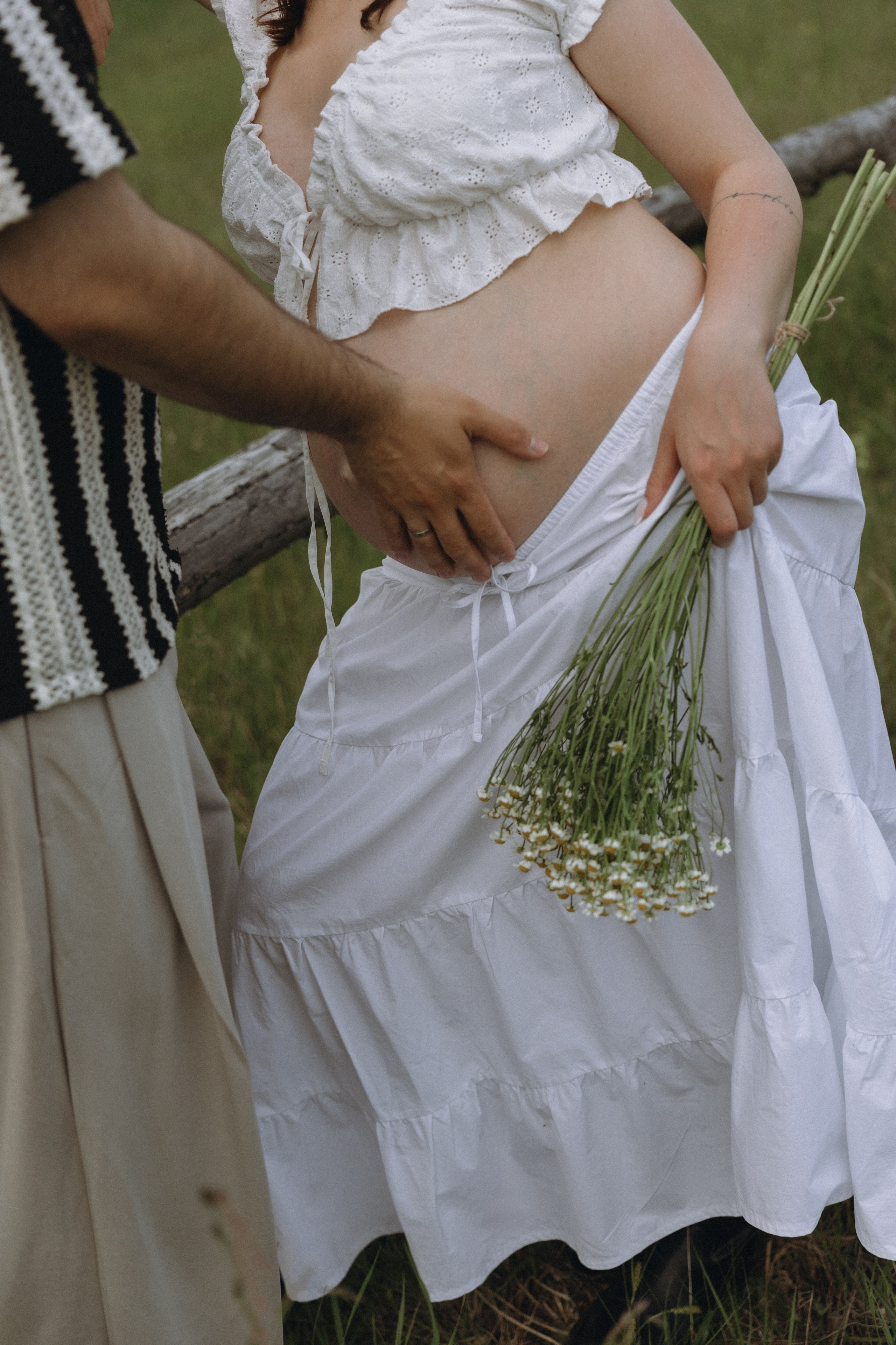 Lera & Maksim | laukimo fotosesija pievoje saulei besileidžiant. Vestuvių ir šeimų fotografė Lena Bondarenko / belove photo