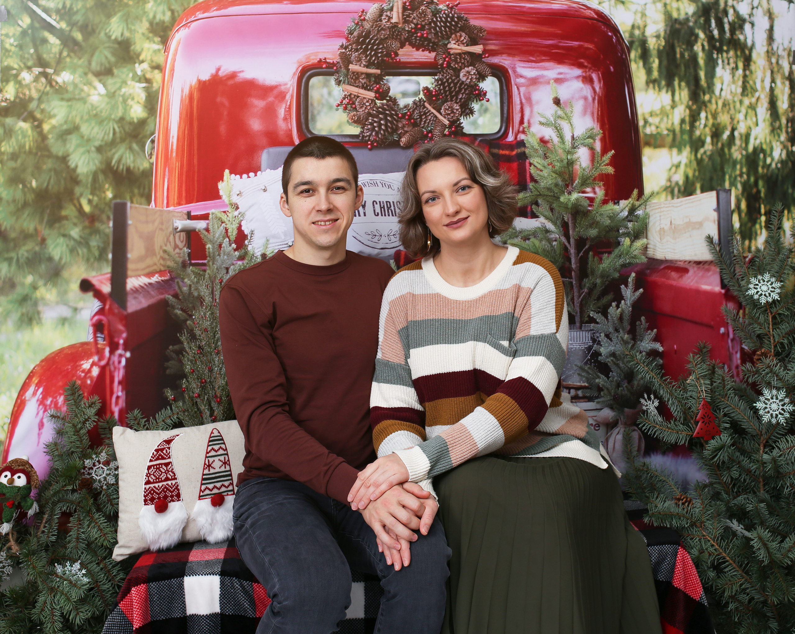 Red Christmas Truck. YuAnna studio. Family & Kids Photographer in Seattle area, located in