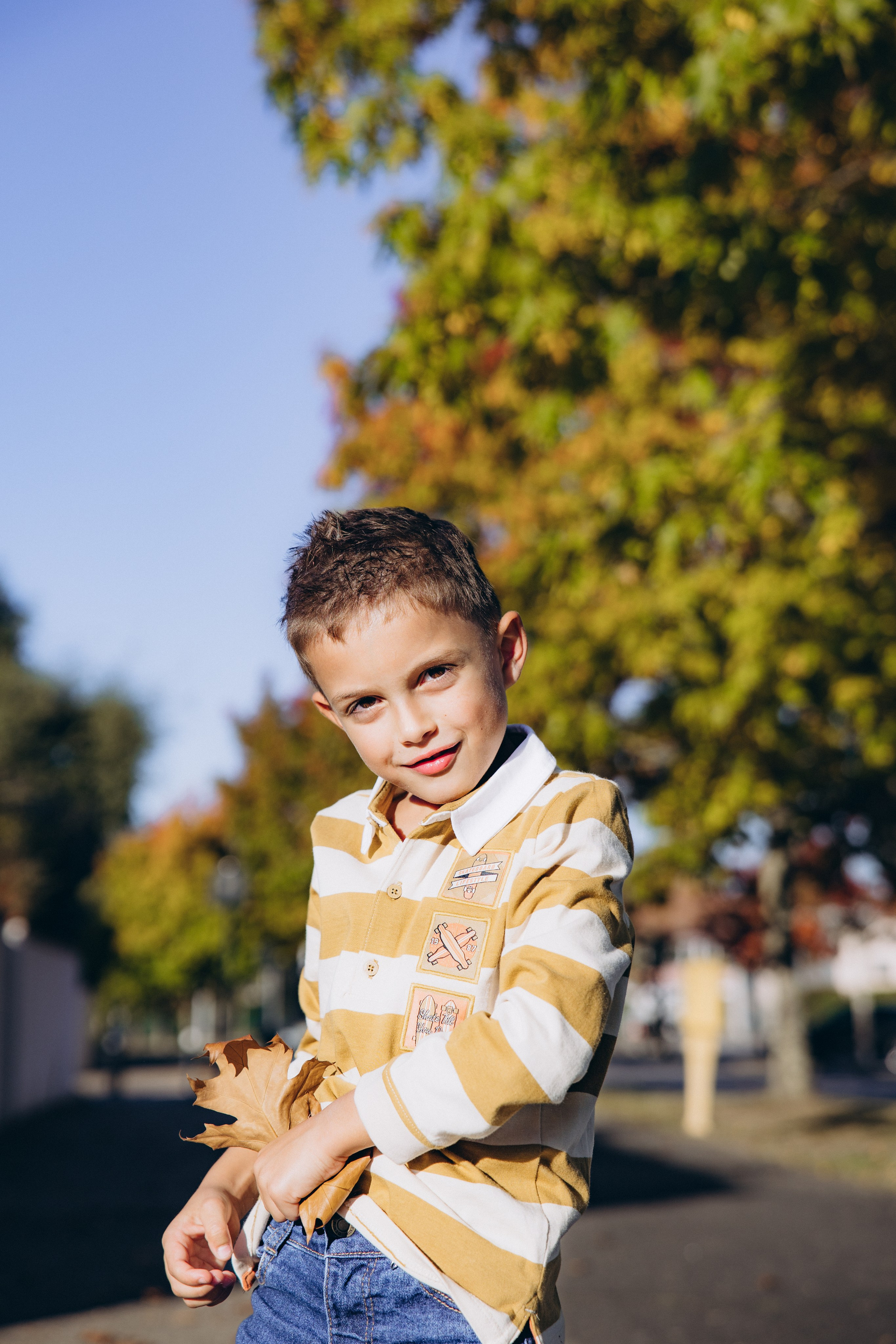 Autumn mother-son family photoshoot in Toulouse. Eugénie Smirnova — your photographer in Toulouse and southwest France