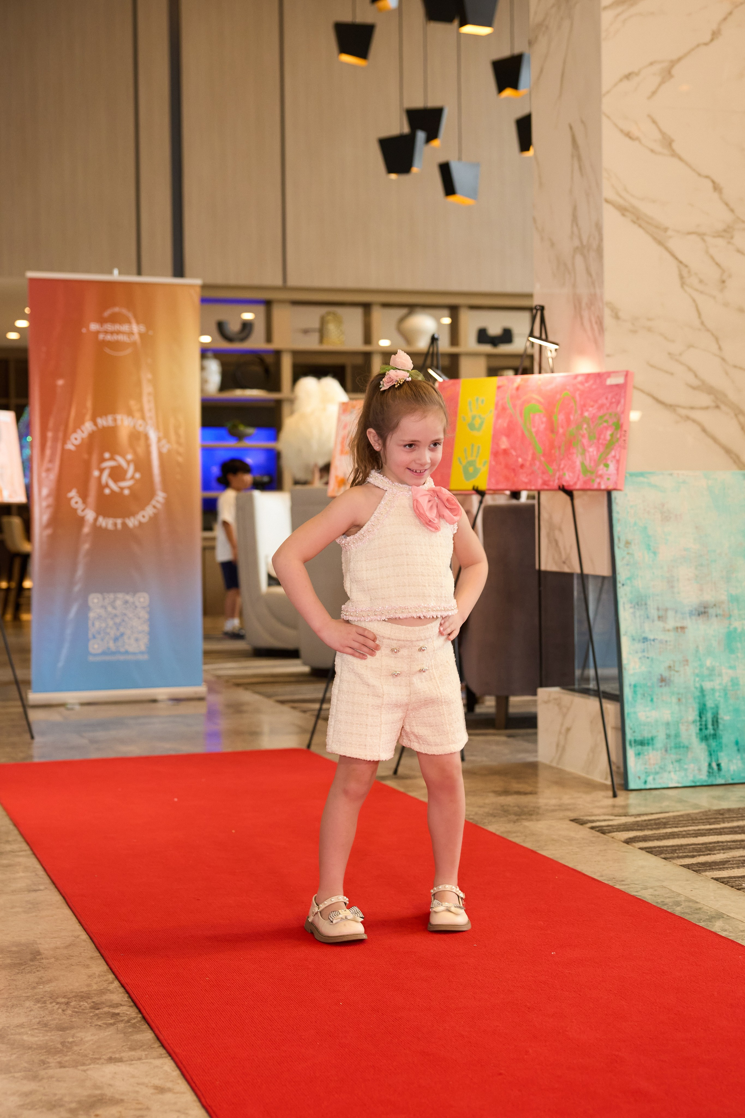 Авторская благотворительная художественная выставка Дианы Бортник. Фотограф Юлия Маковеева