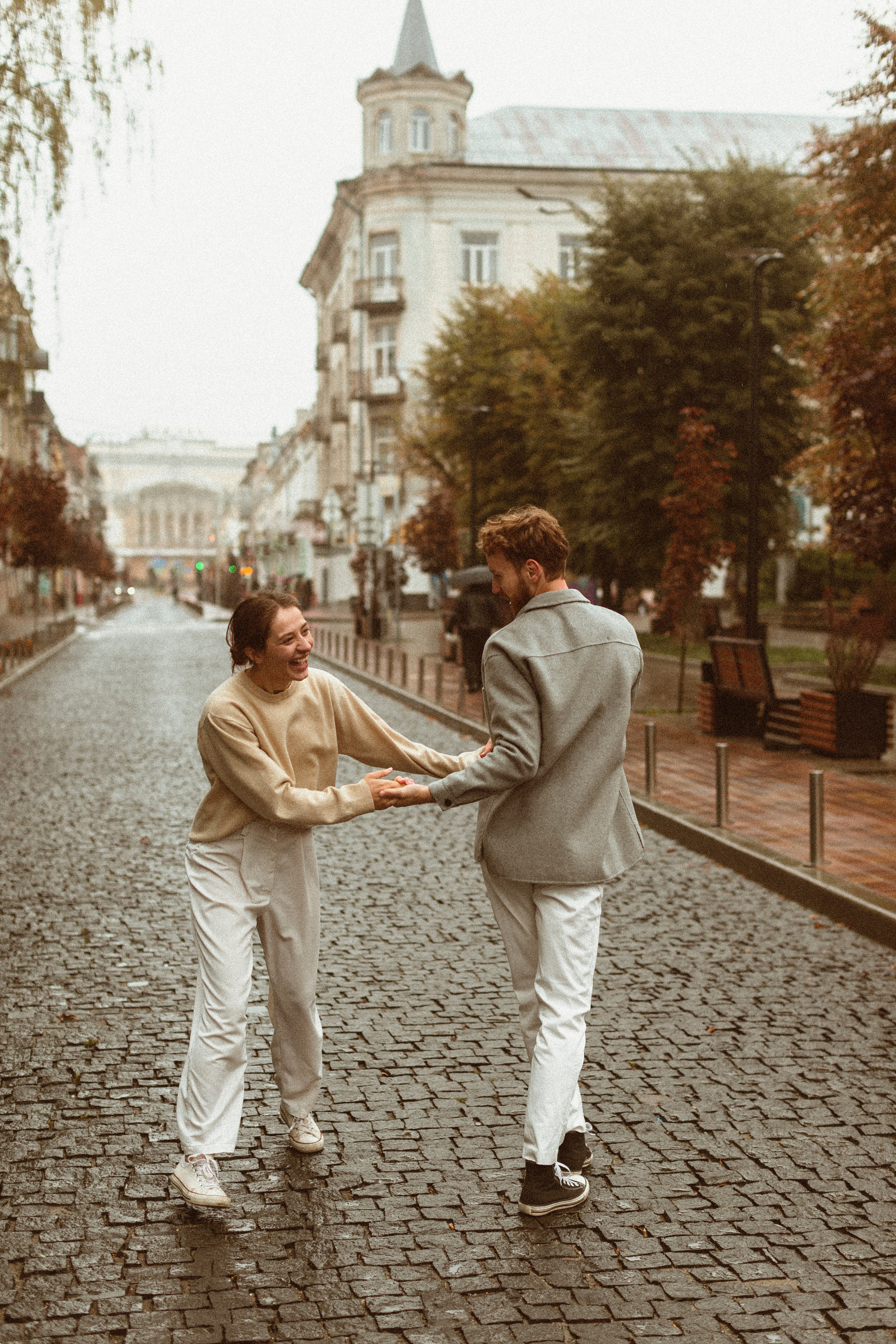 Liam & Emma: romantic rainy day photo session. Alice Bell — Wedding photographer in New York