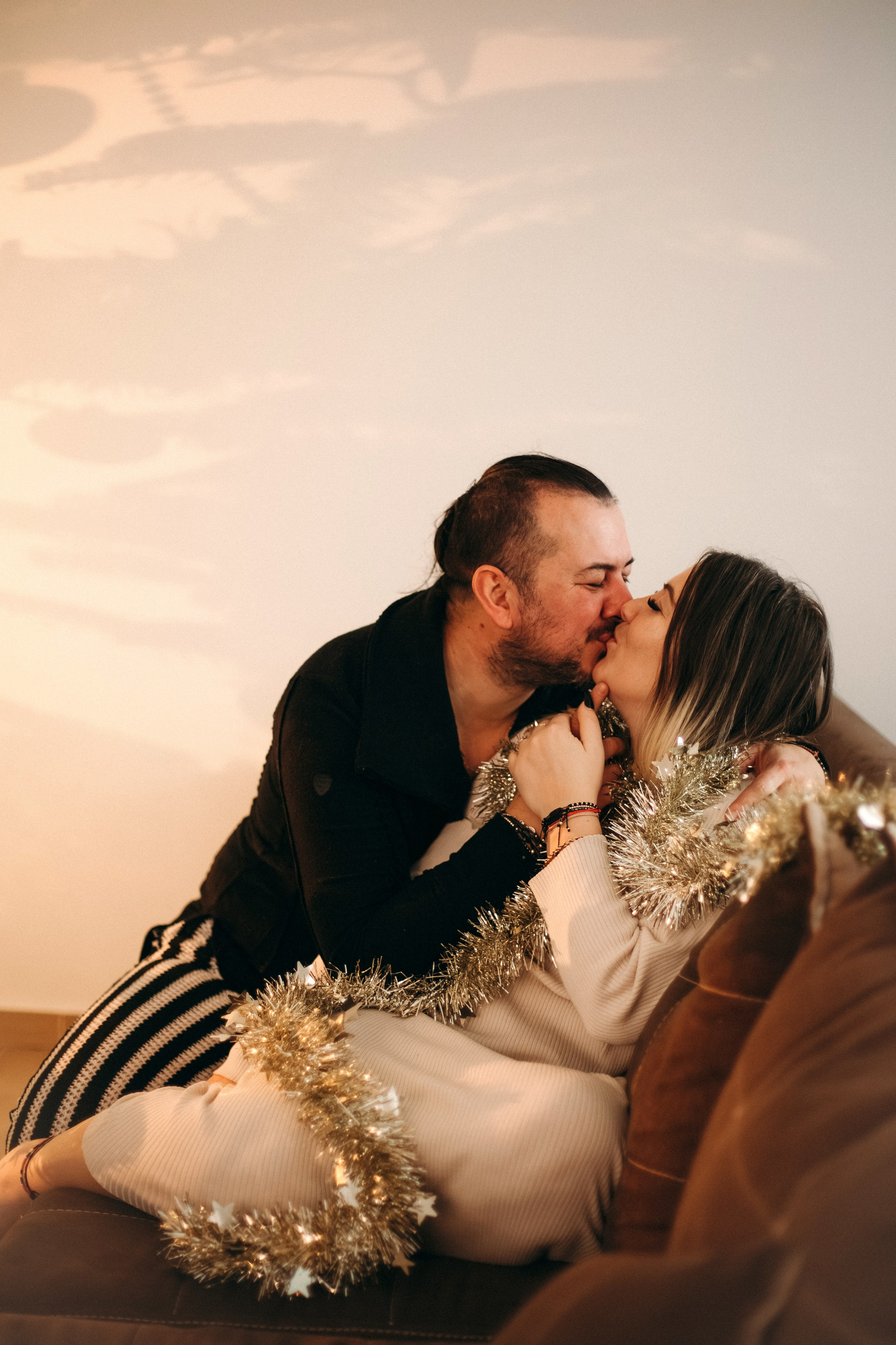 Ședință foto de Crăciun acasă, Amara și Ionuț. Fotograf de familie în Oradea Katsiaryna Ciortan