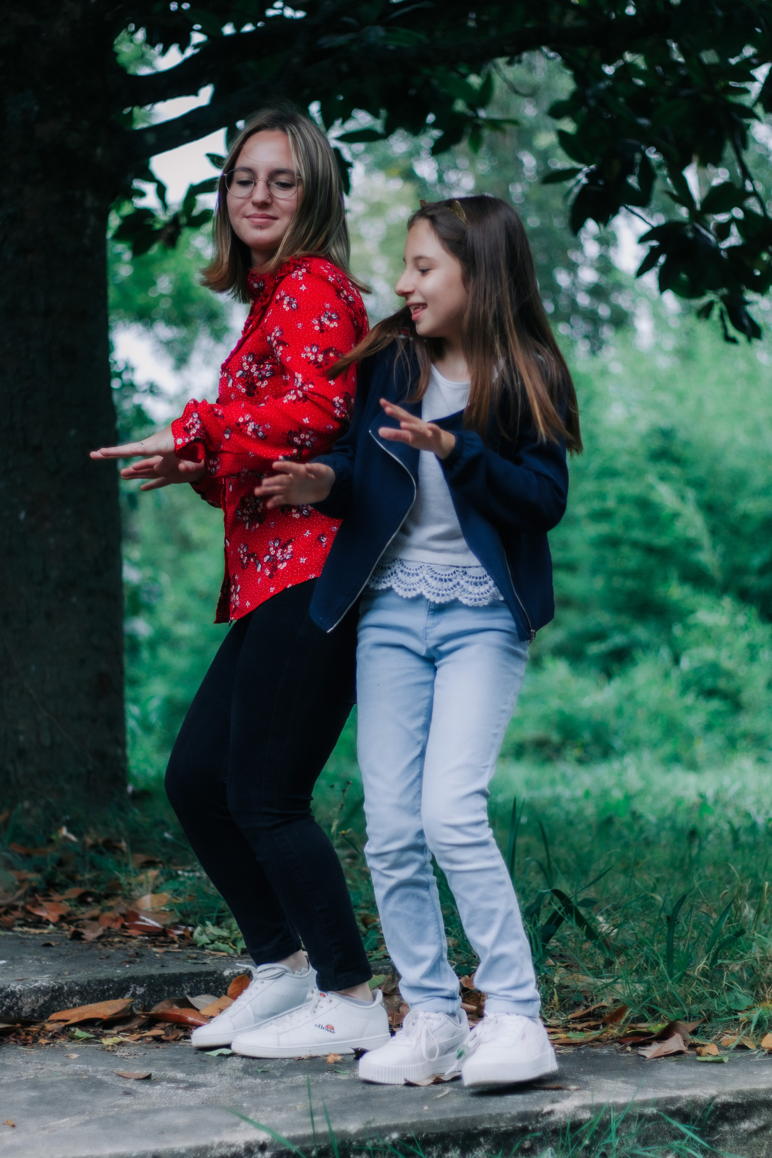 Johanna et sa petite soeur. Photographe professionnelle à Poitiers, Tours et Châtellerault | Studio photo entre Poitiers et Tours – portraits, familles, entreprises, ma