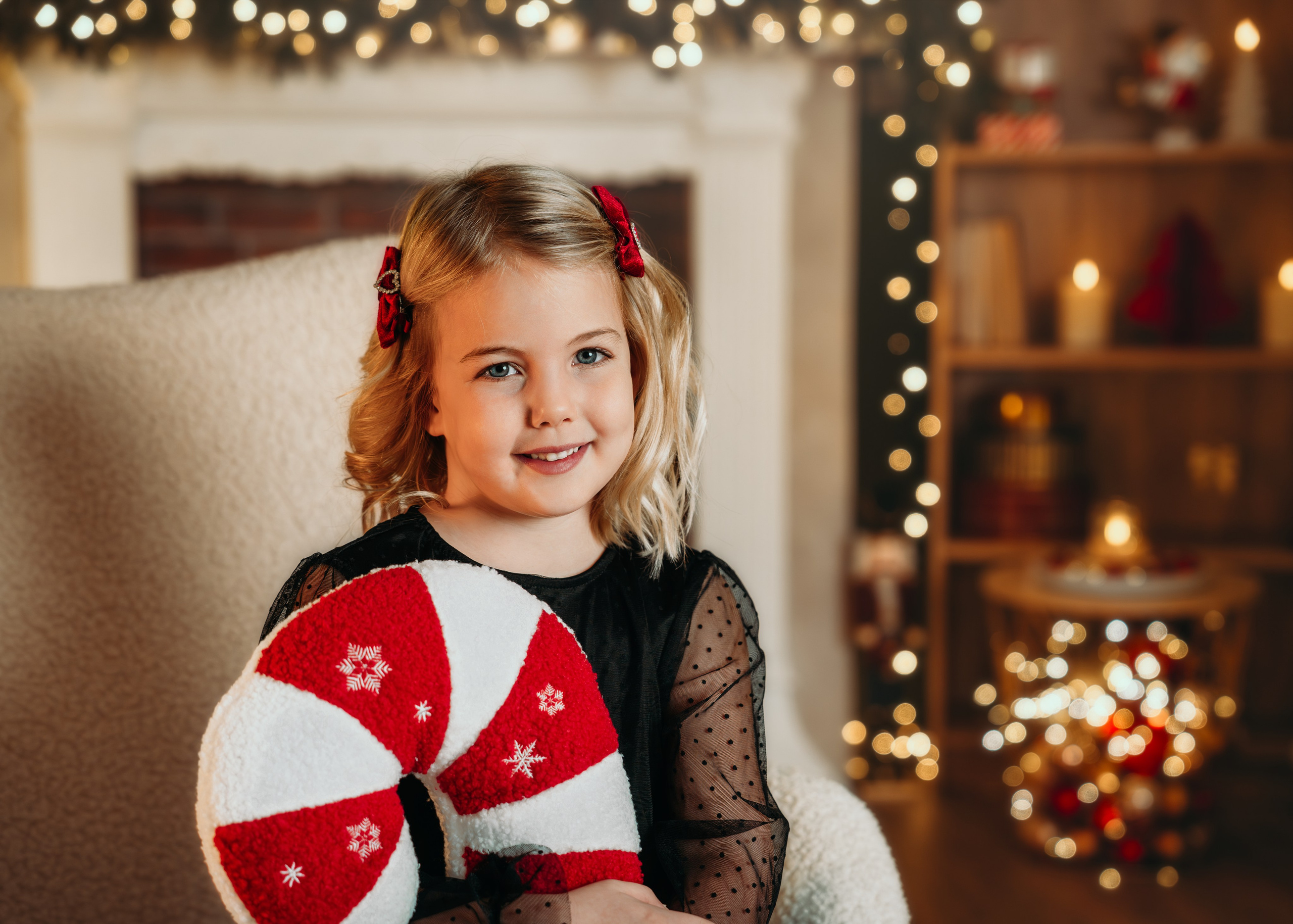 Novogodišnje fotografisanje za porodice iz Borče, zimski set sa snežnim detaljima.