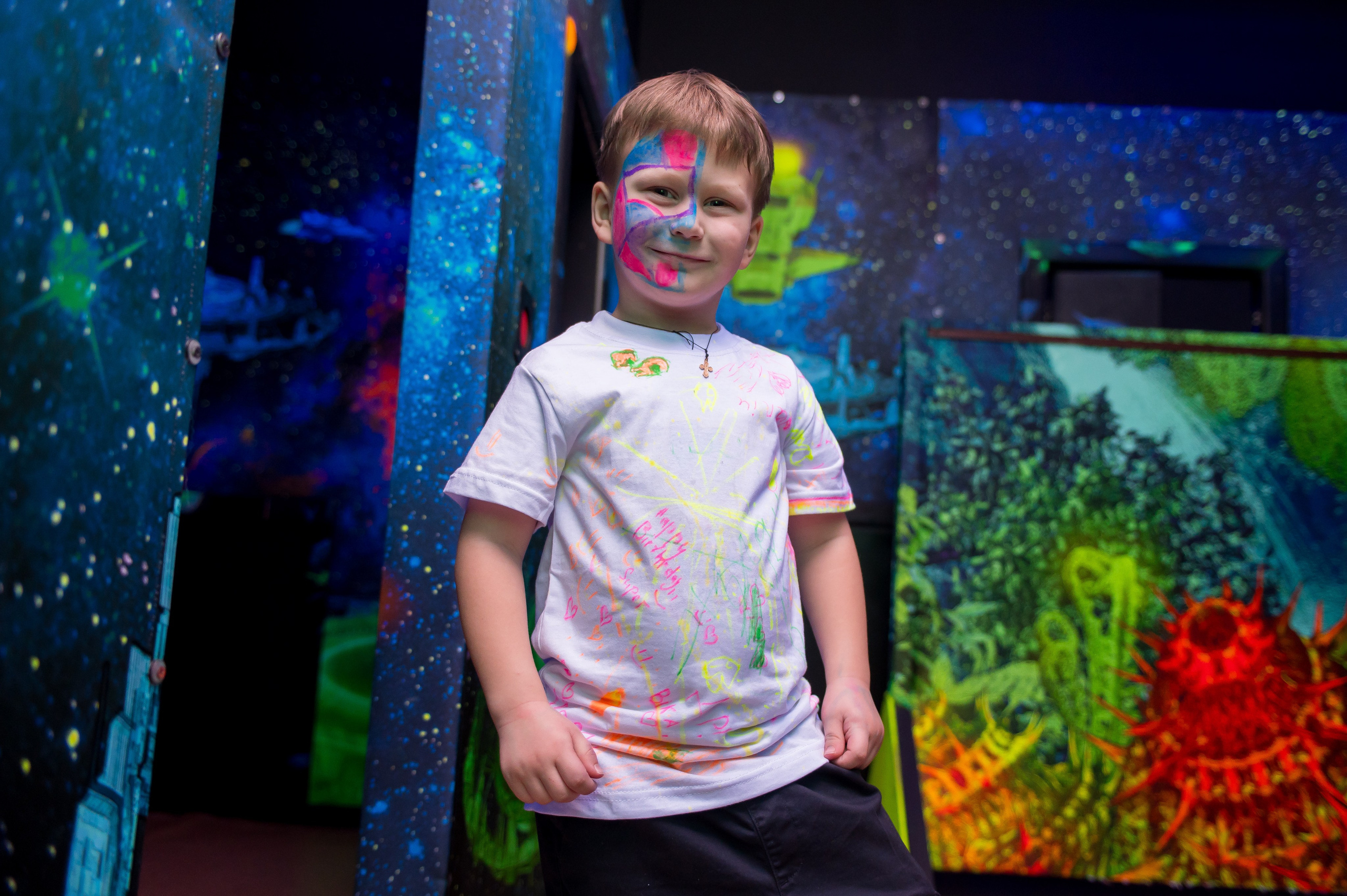 День народження в неоновій кімнаті. Фотограф Київ