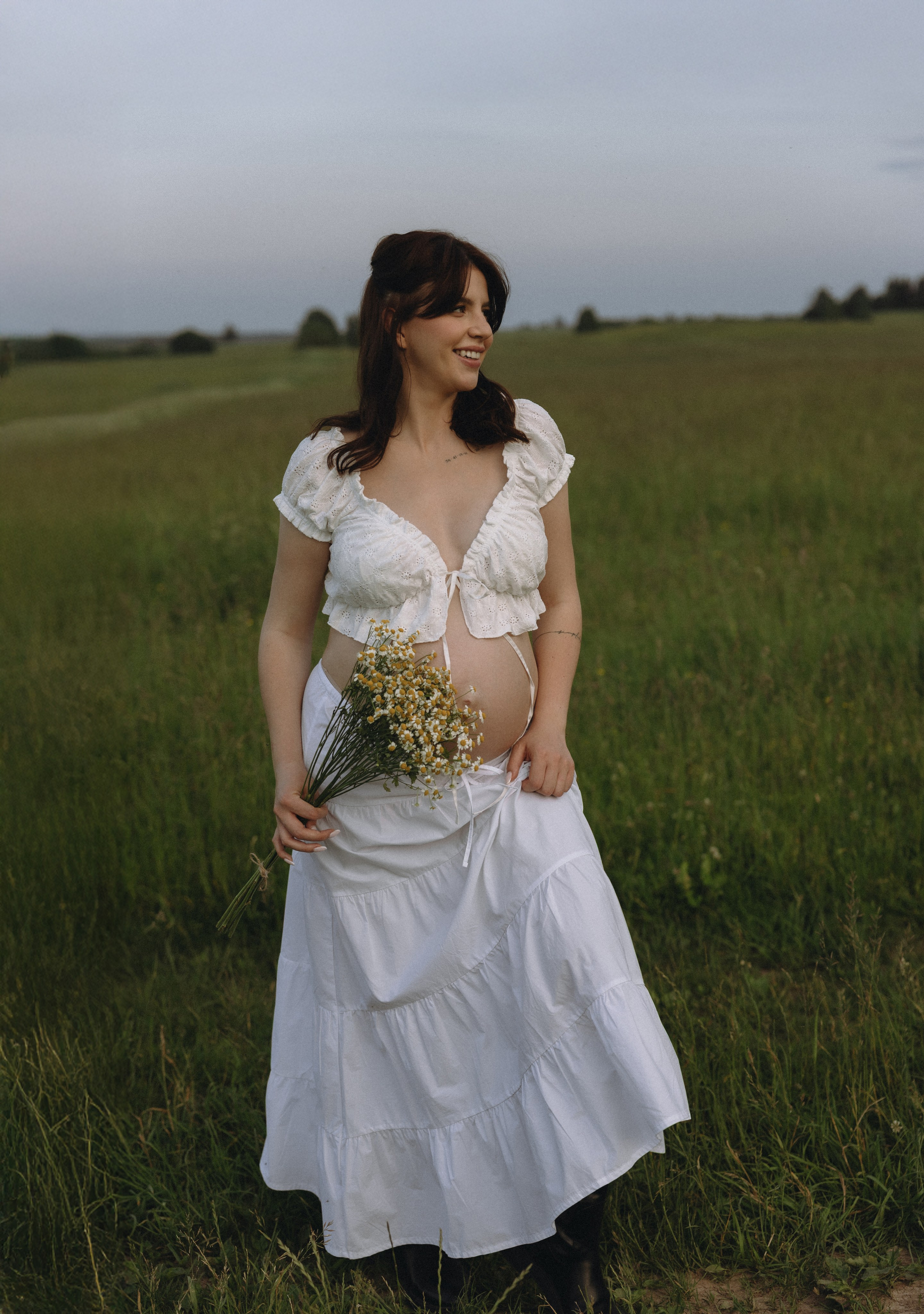 Lera & Maksim | laukimo fotosesija pievoje saulei besileidžiant. Vestuvių ir šeimų fotografė Lena Bondarenko / belove photo