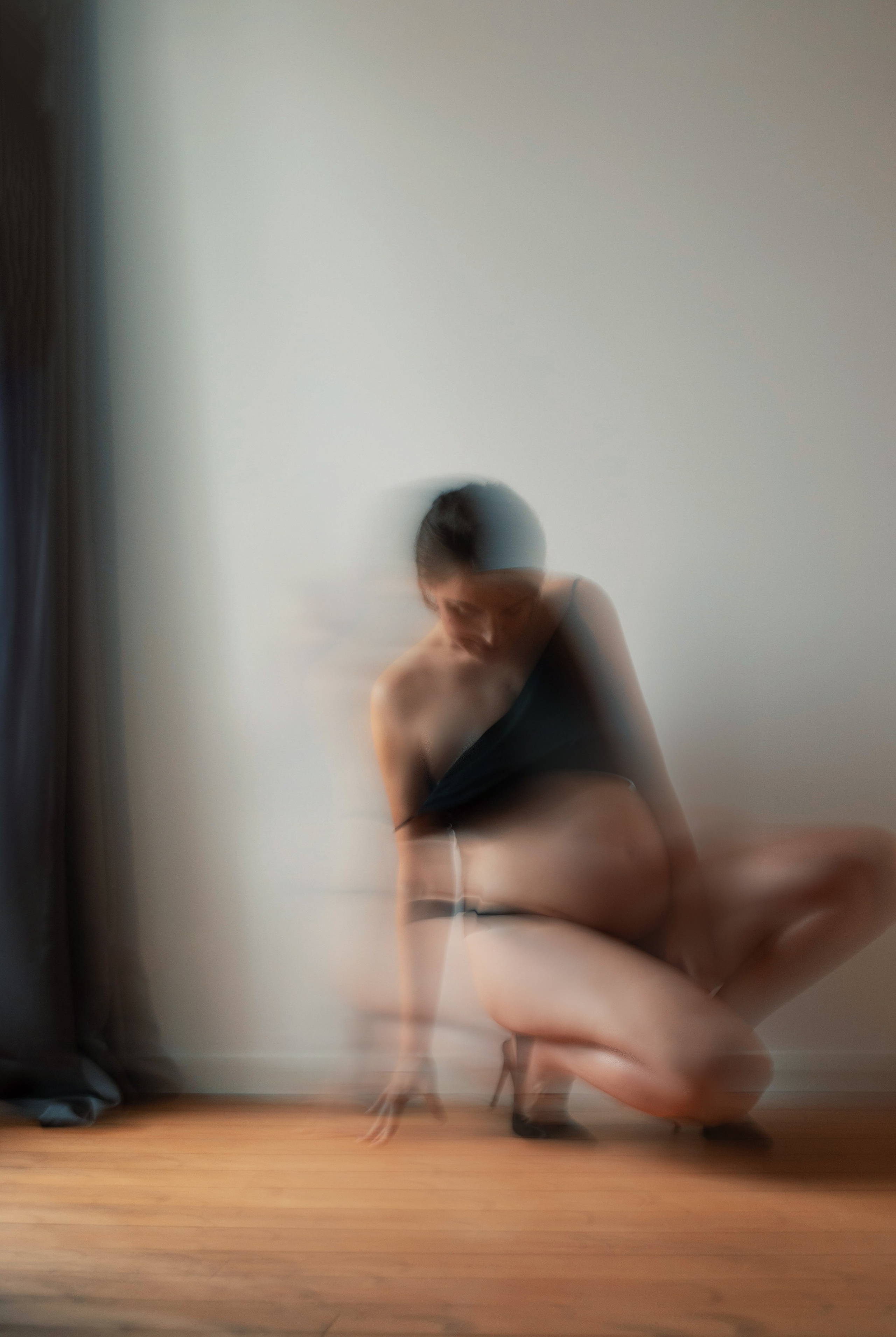 Photographie floue artistique d'une femme enceinte assise, ambiance douce et contemplative