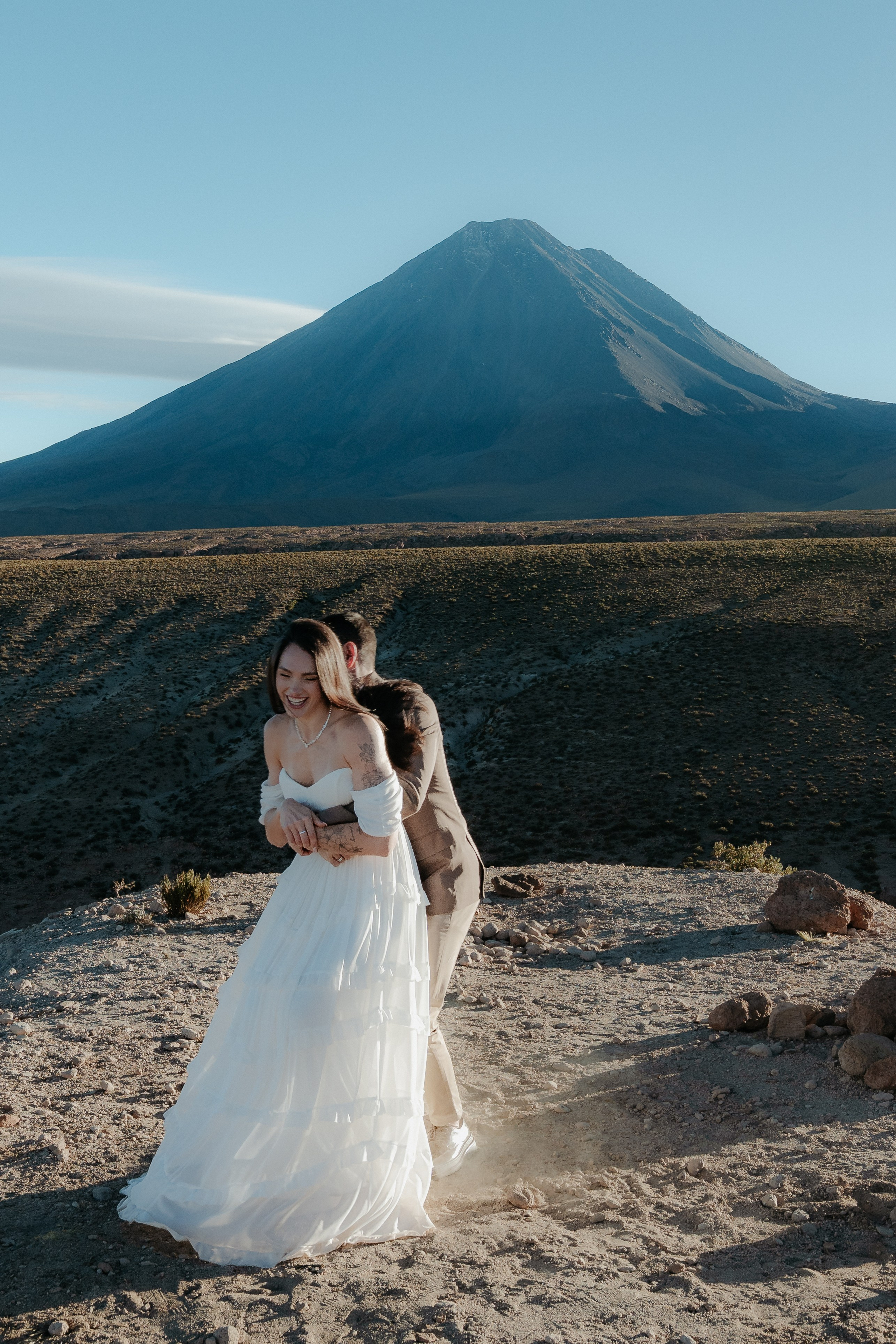 Pre-wedding no mirante do vulcão Licancabur. Photographer in San Pedro de Atacama