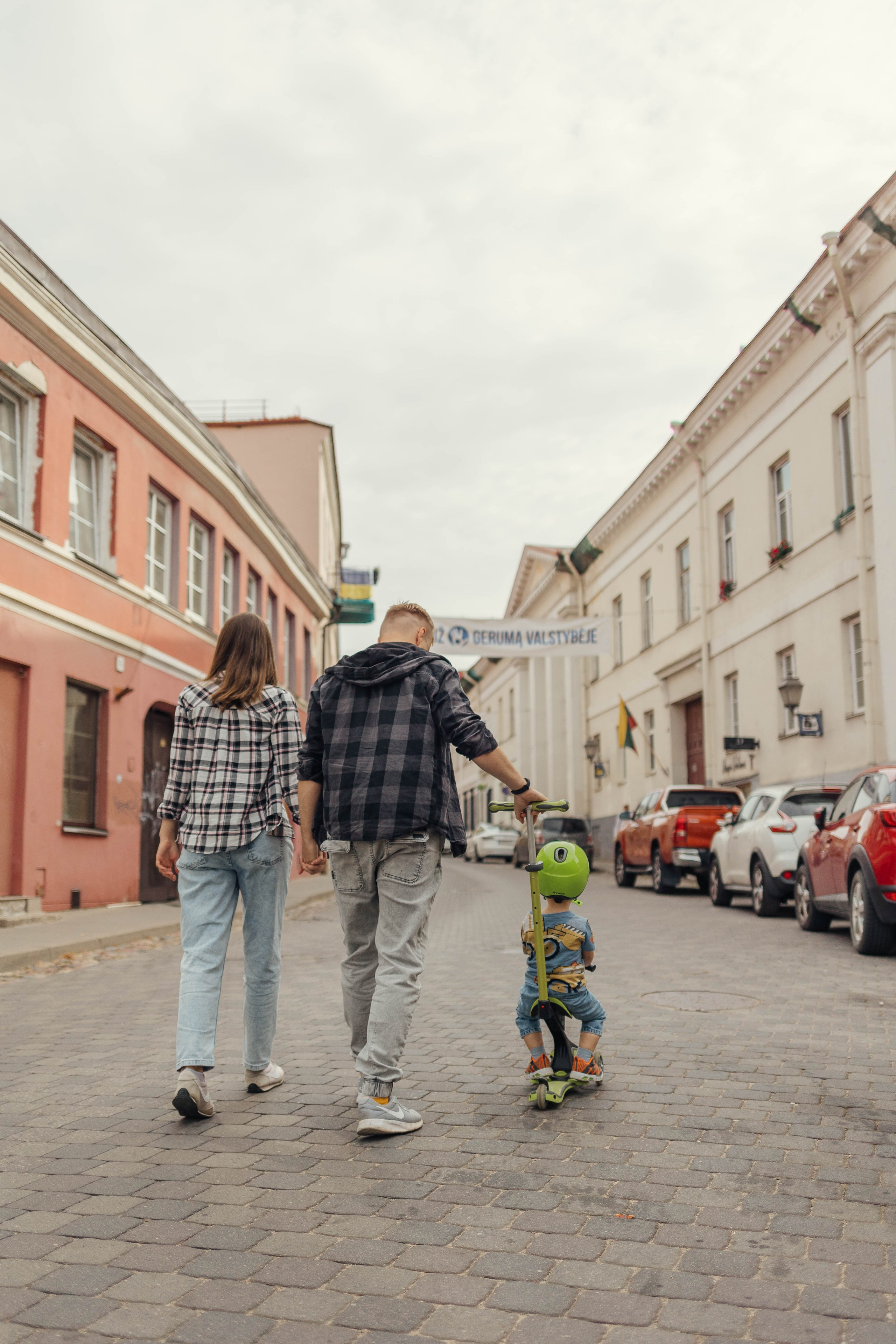 Along the streets of Vilnius in lifestyle style. Family photographer in Vilnuis Svetlana Naumova