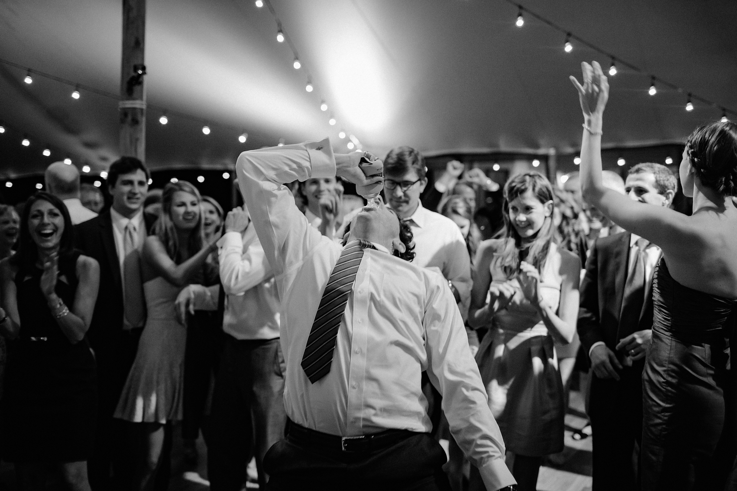 Фотограф в Ирландии Дублин свадьба улыбка смех гость пьет газировку фотки топ свадебных фотографов