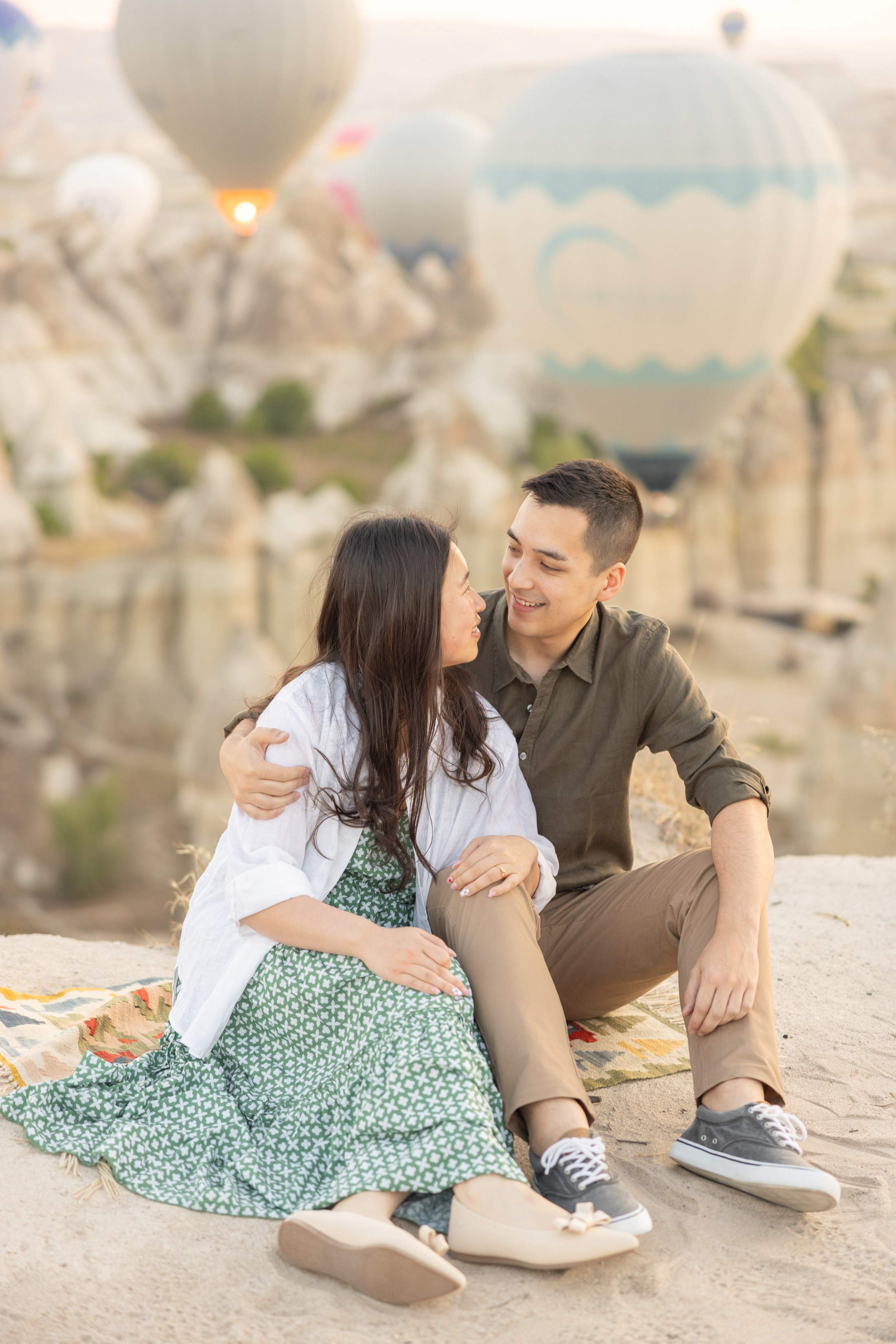 Romantic Love Story Photoshoot with Hot Air Balloons in Cappadocia. Julia Ganch I Fashion Wedding Photography I Cappadocia Turkey