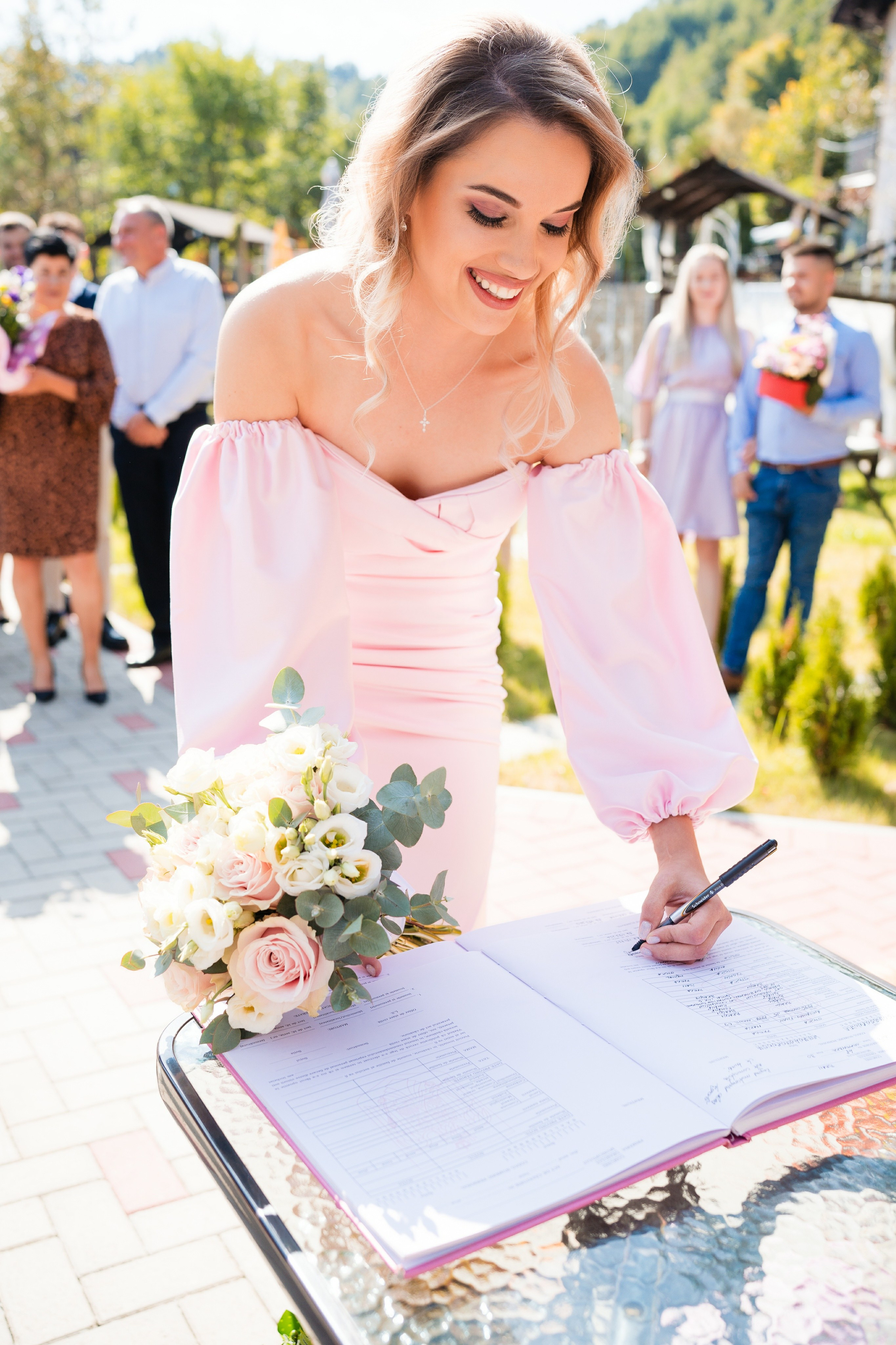 Mireasa semna actele pentru certificatul de casatorie