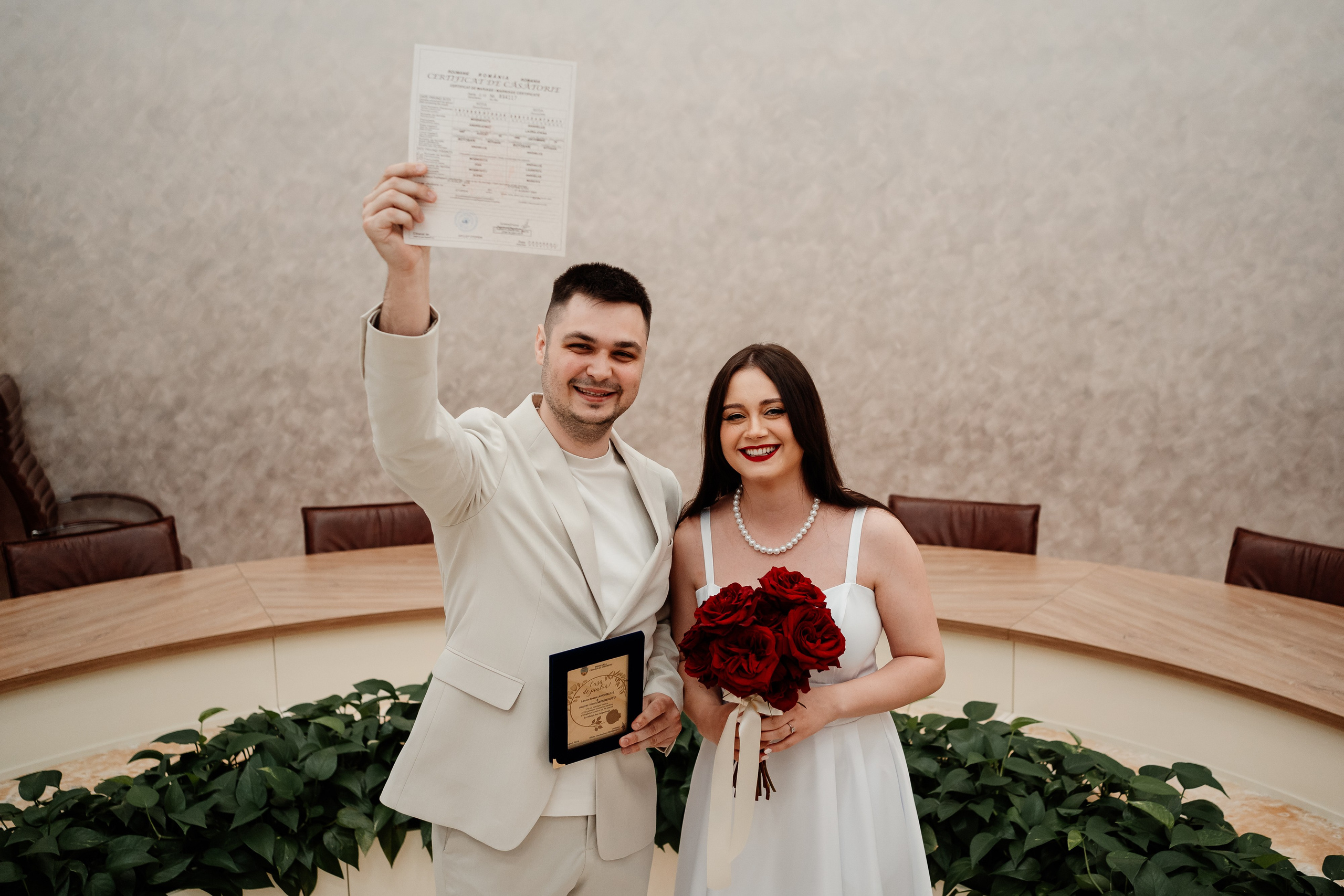 Miri fericiți în fața oficiului stării civile din Ilfov, celebrând începutul unei noi vieți împreună. Fotografie de cununie civilă, capturând naturalețea și bucuria momentului special.