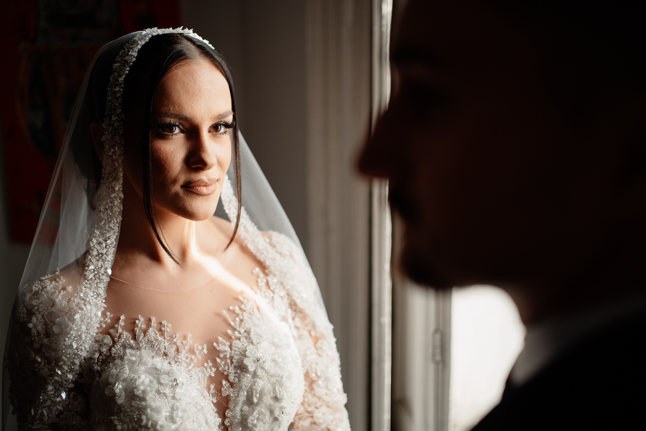 Moment emoționant între miri în ziua nunții, surprins într-un cadru natural și romantic, la Reina Events. Fotografie de nuntă profesională, editată artistic pentru a evidenția emoția și eleganța evenimentului.