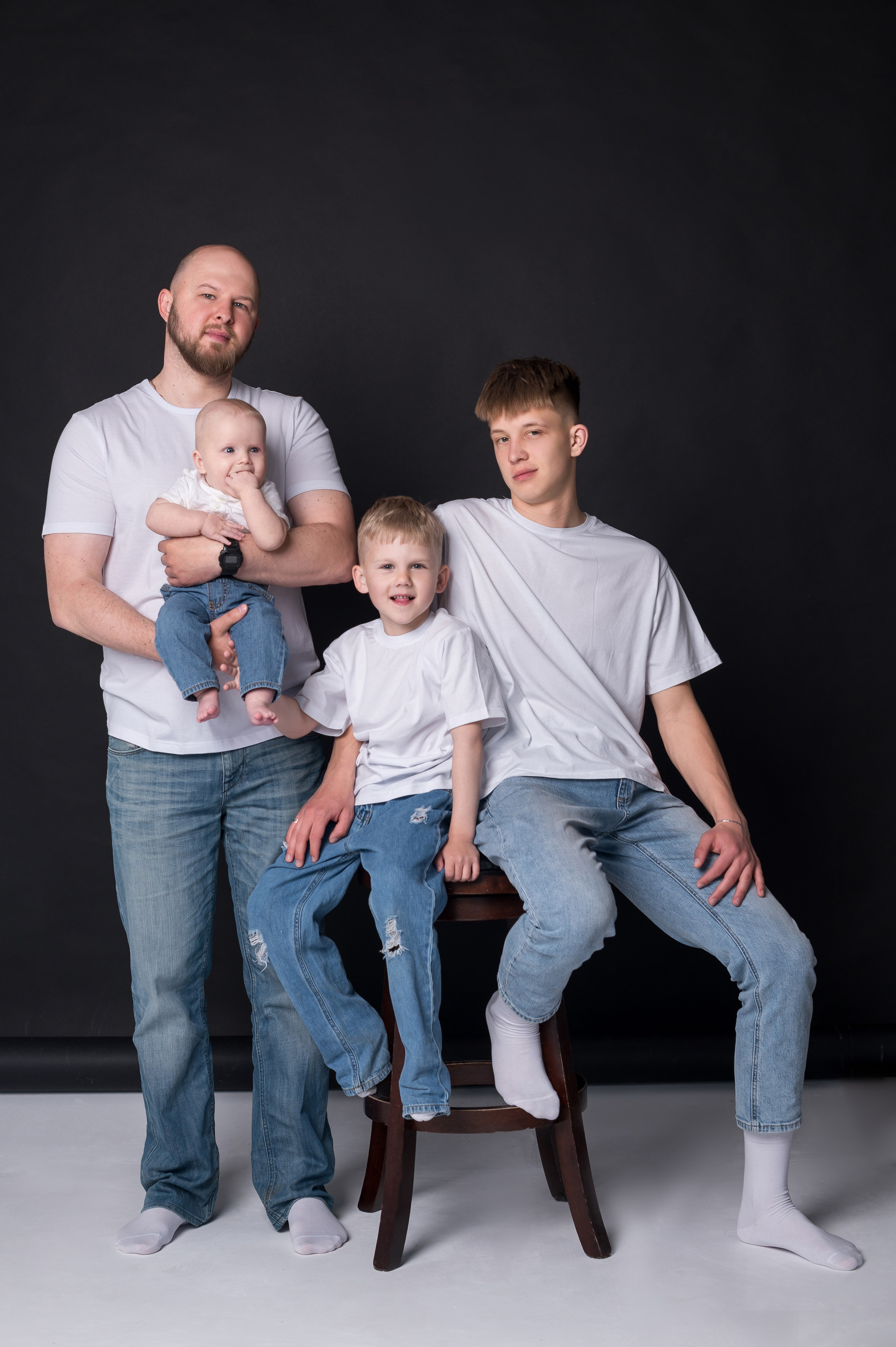 Семейная фотосессия в студии. Семейный и детский фотограф в Минске Надежда Савицкая