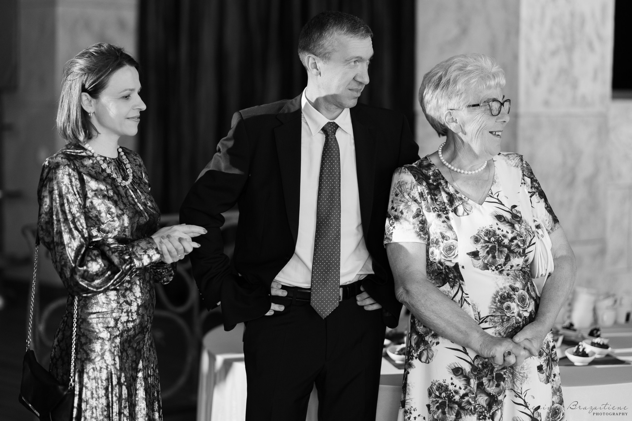 Vestuvinė fotosesija Kaune, Vienybės aikštėje, prie Lietuvos banko