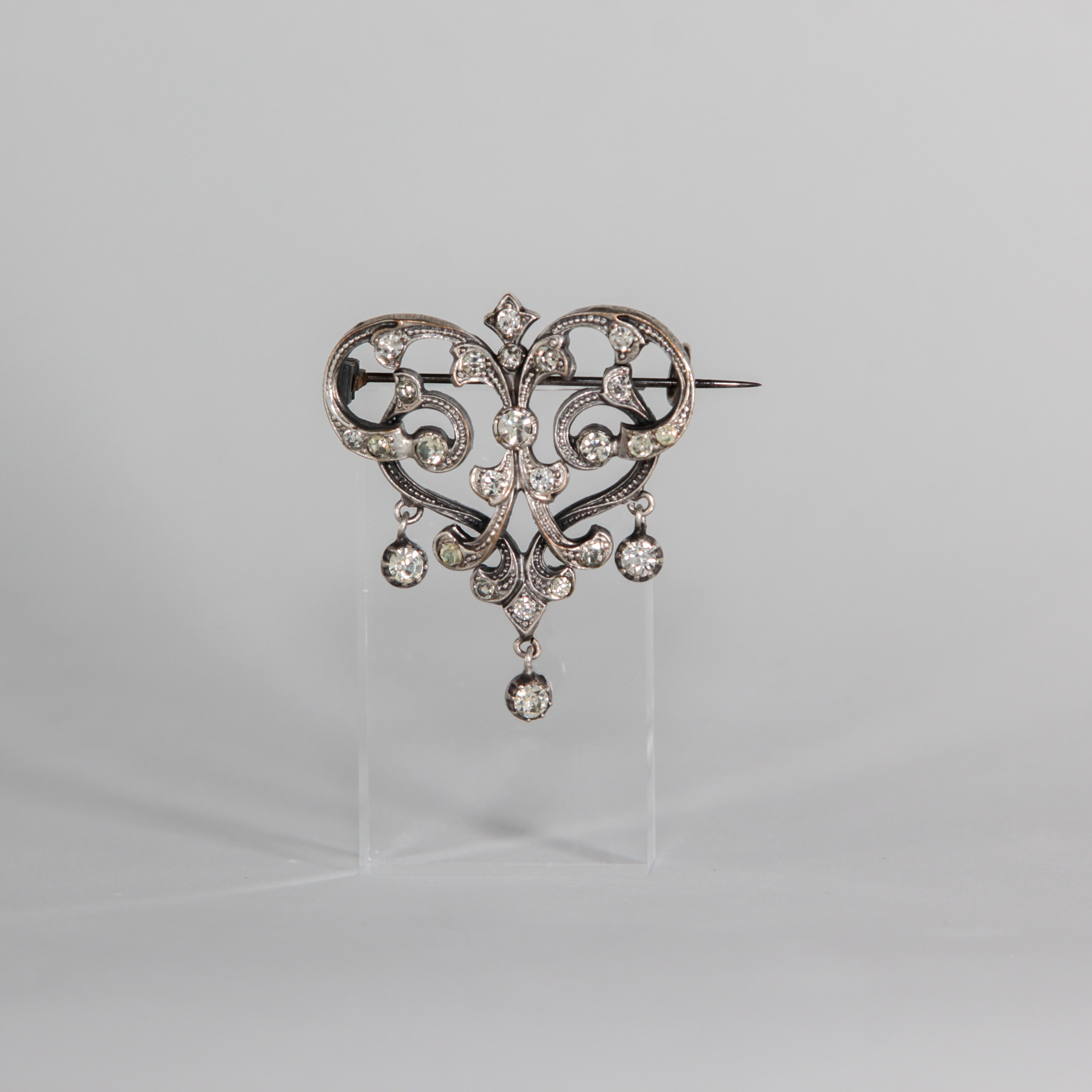 Brooch Elizabeth. Современнные и актикварные украшения в Барселоне, Москве и Санкт-Петербурге