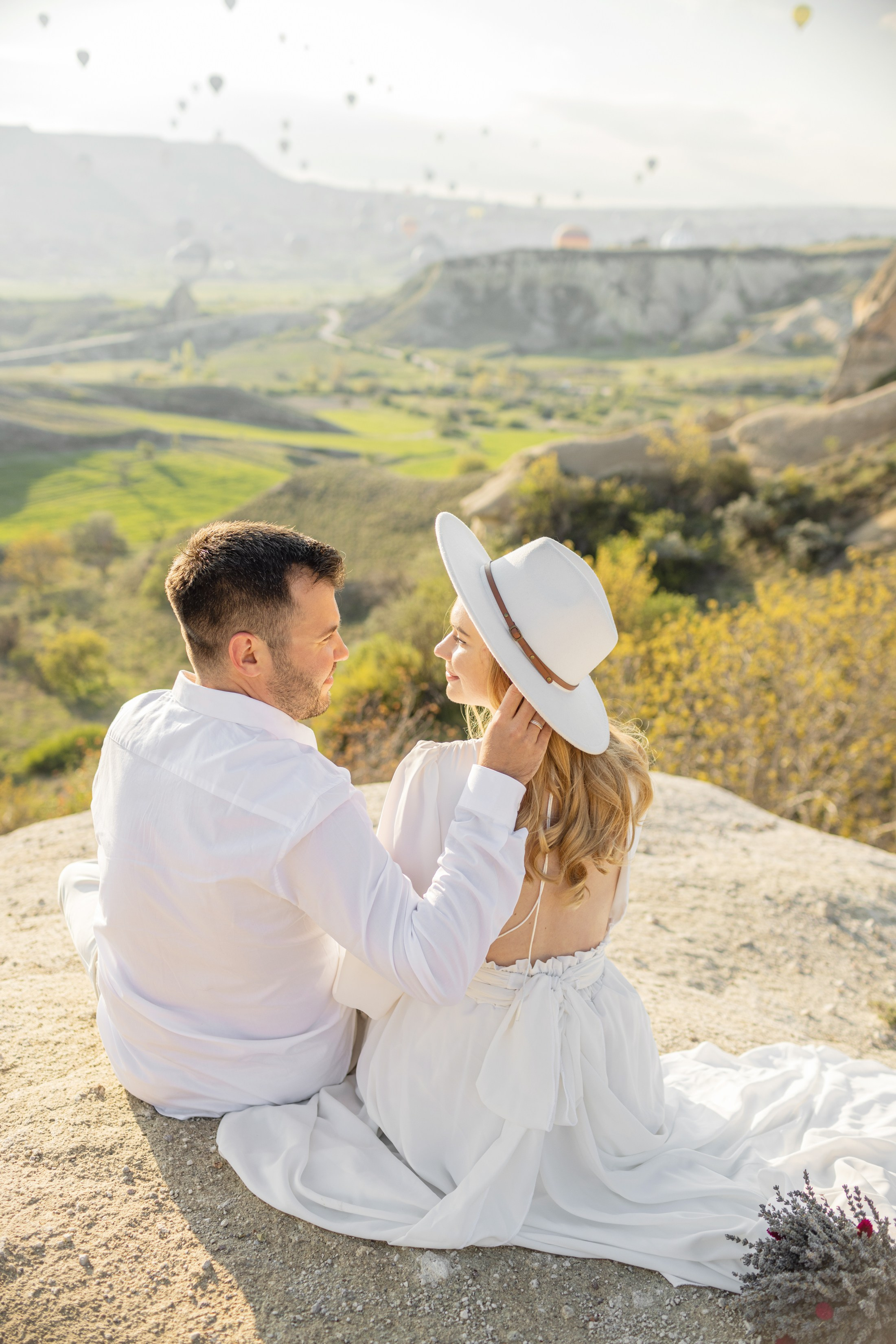 Elegant Wedding Photoshoot with a Flowing Dress and Balloons in Cappadocia. Julia Ganch I Fashion Wedding Photography I Cappadocia Turkey