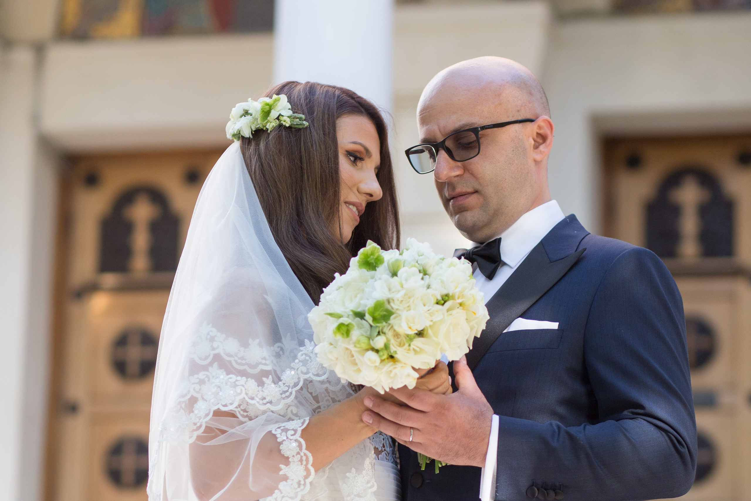 Photo session at the restaurant, wedding photos, Bucharest wedding photographer, wedding photos in the restaurant, bridal posing, customs, professional wedding photography, fashion photos.