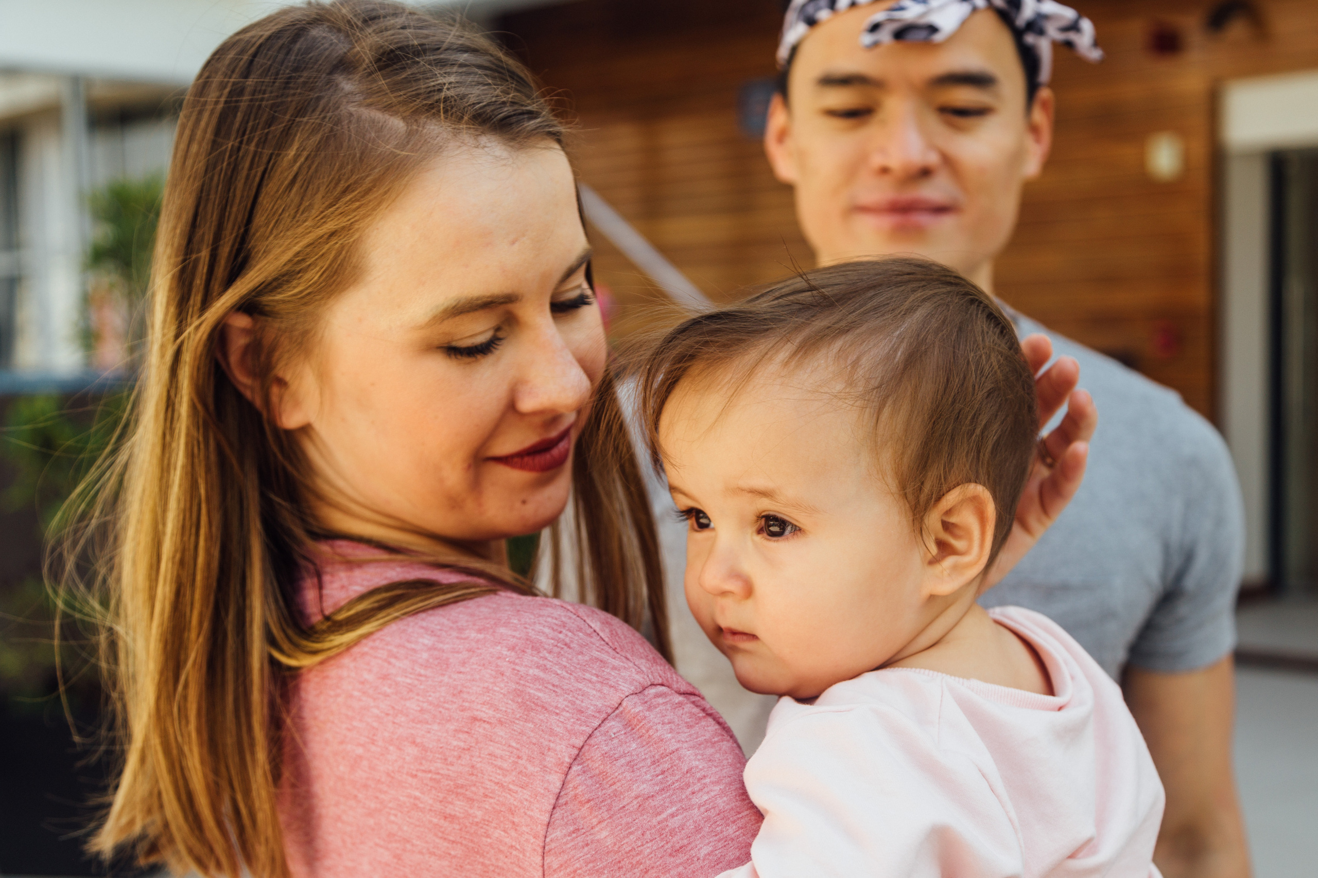Pequeña Kira con sus papas. Irina Krokhaleva. Fotógrafa de familias y parejas en la CDMX, México