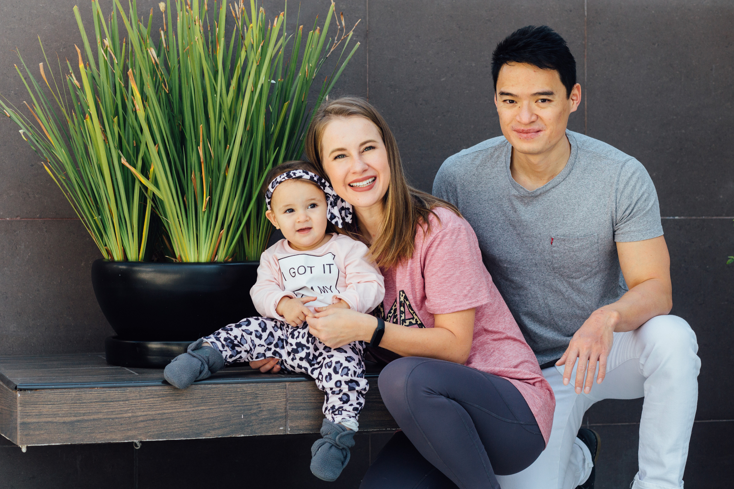 Pequeña Kira con sus papas. Irina Krokhaleva. Fotógrafa de familias y parejas en la CDMX, México