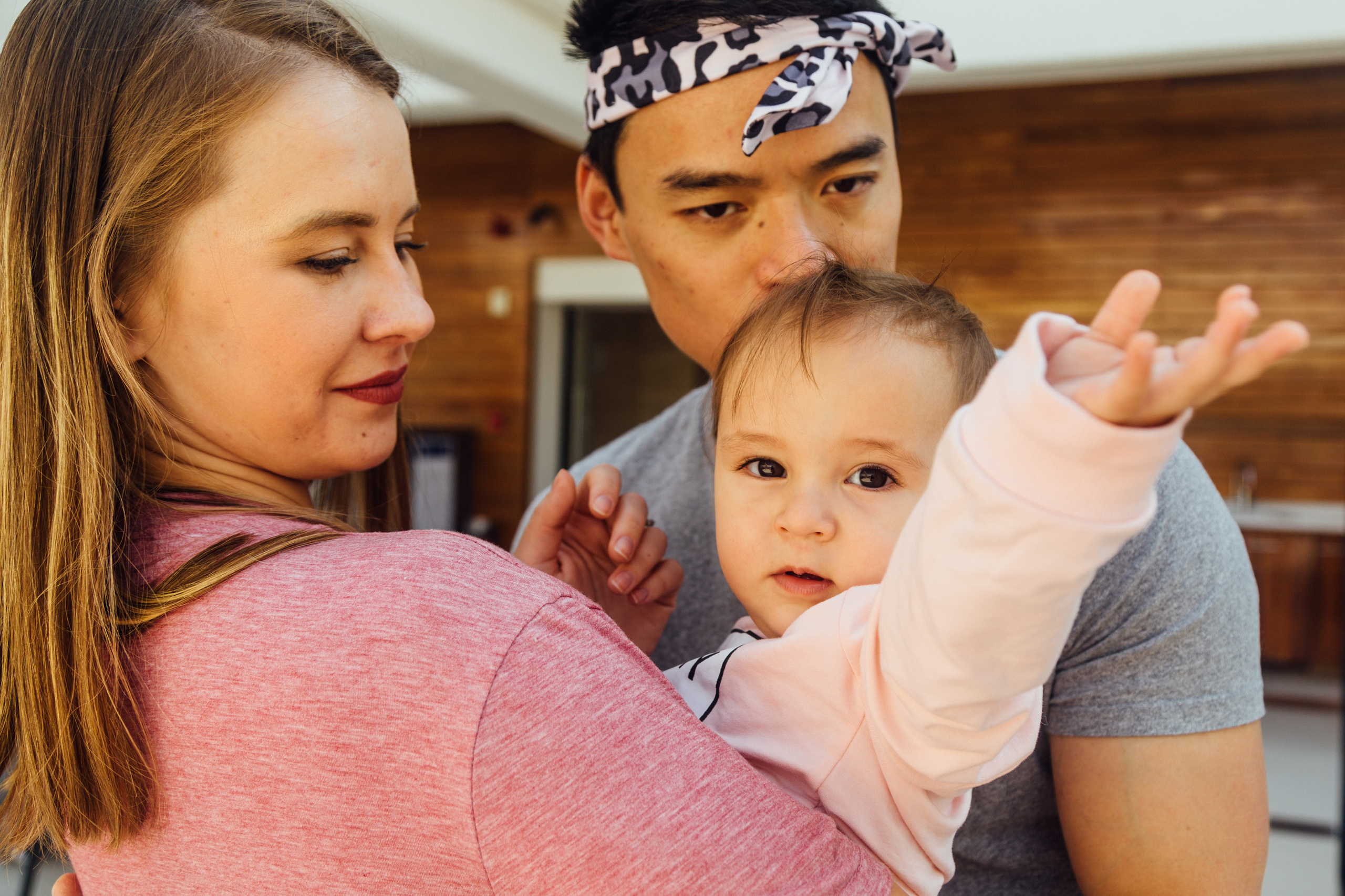 Pequeña Kira con sus papas. Irina Krokhaleva. Fotógrafa de familias y parejas en la CDMX, México