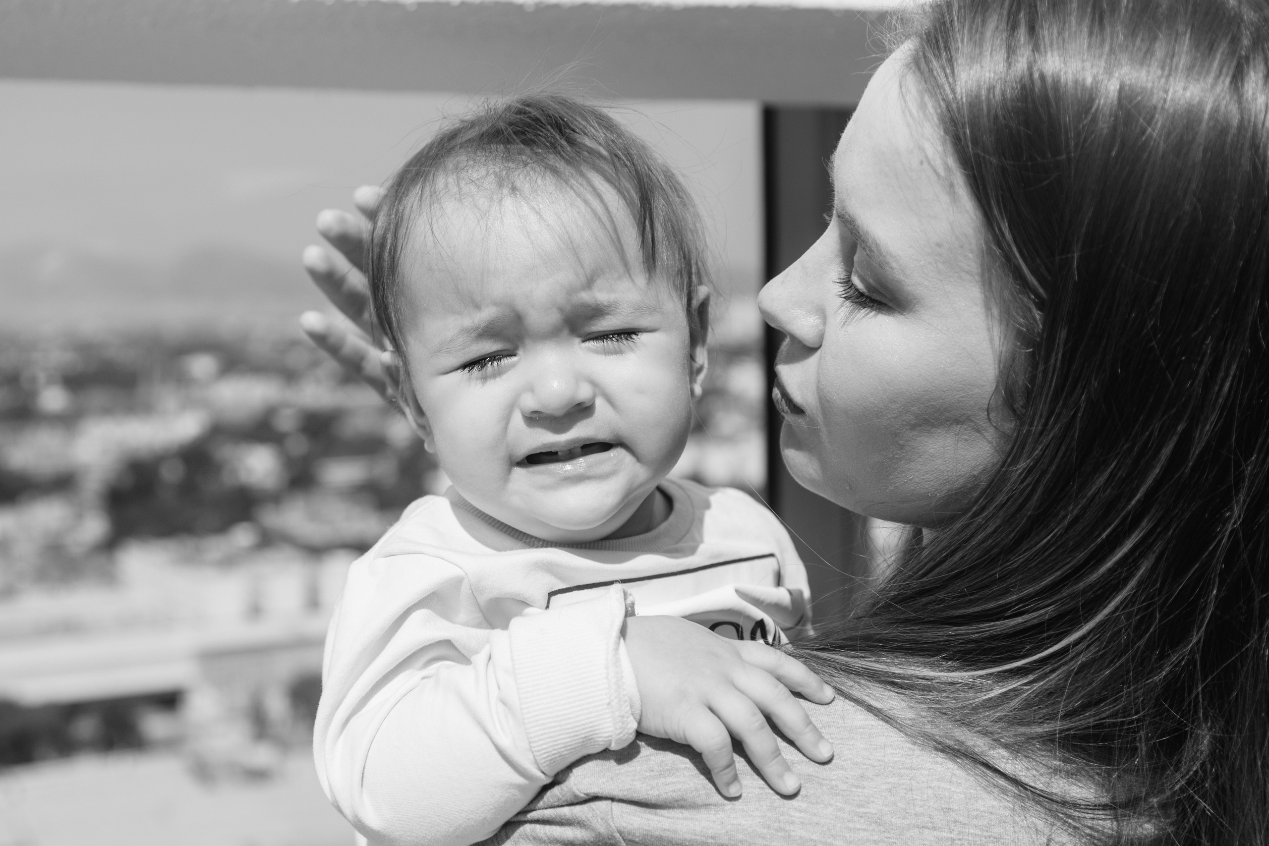 Pequeña Kira con sus papas. Irina Krokhaleva. Fotógrafa de familias y parejas en la CDMX, México
