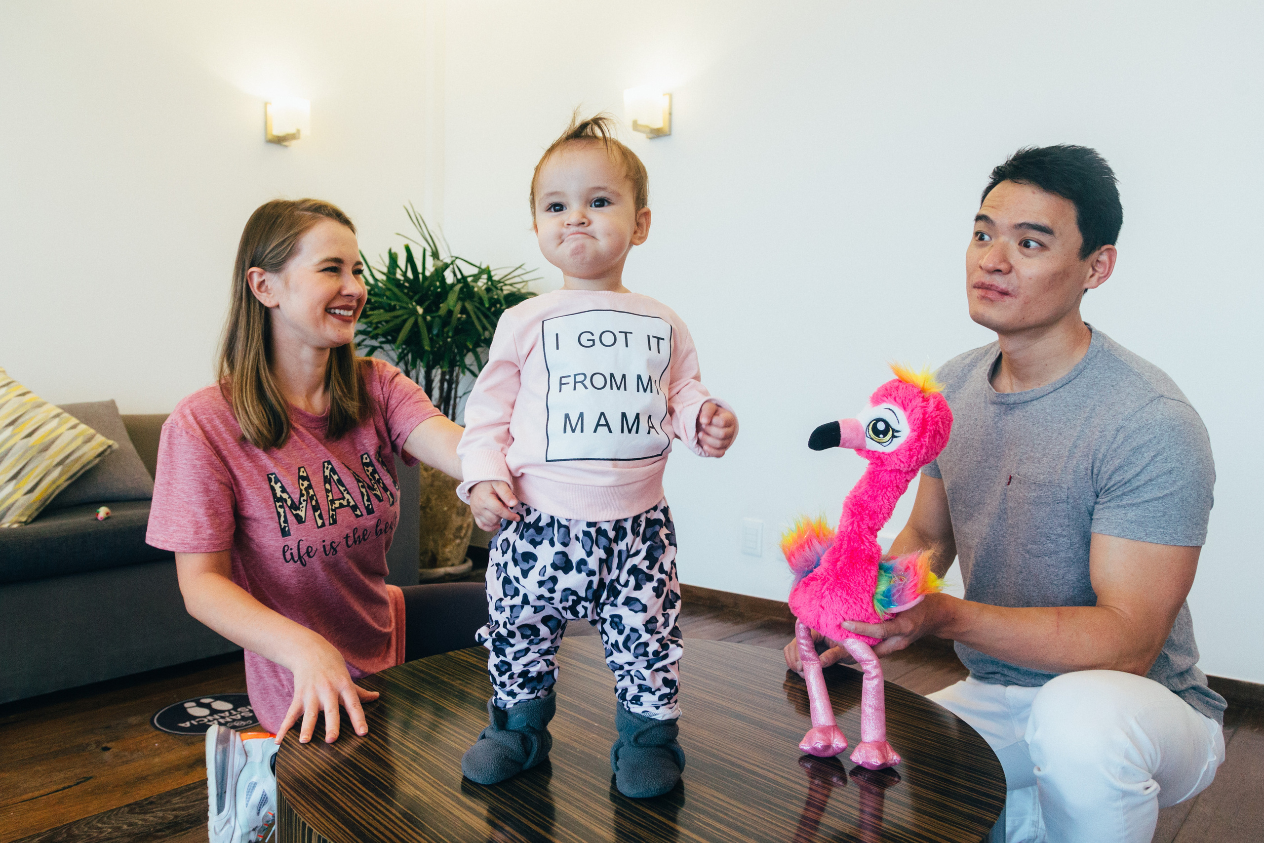 Pequeña Kira con sus papas. Irina Krokhaleva. Fotógrafa de familias y parejas en la CDMX, México