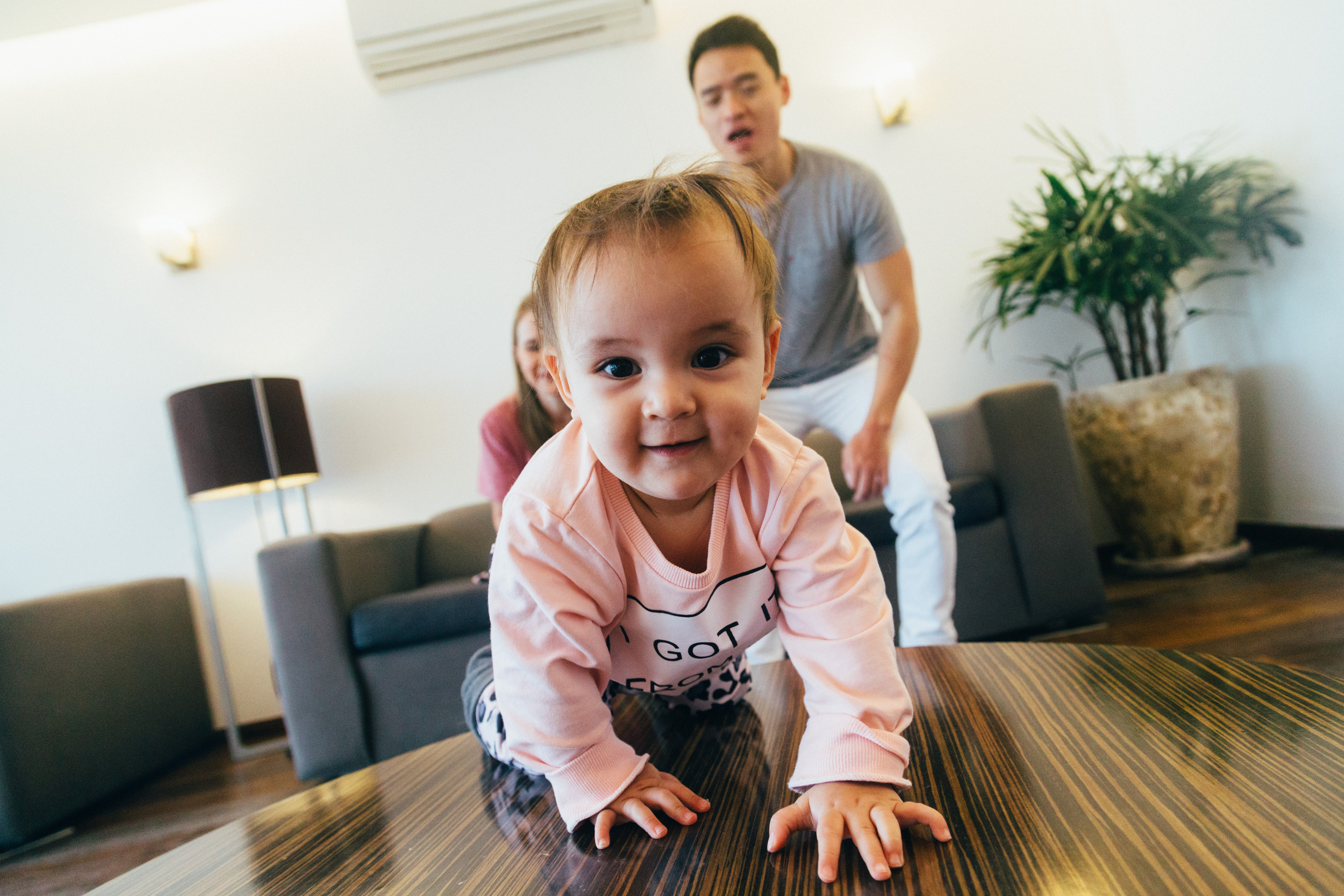 Pequeña Kira con sus papas. Irina Krokhaleva. Fotógrafa de familias y parejas en la CDMX, México