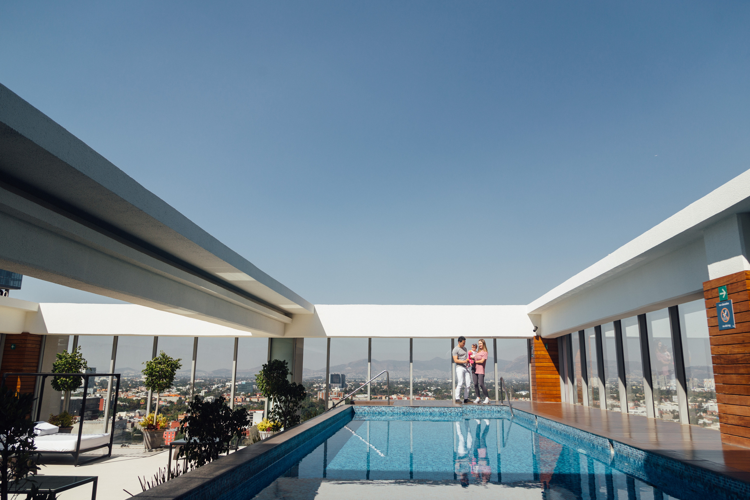 Pequeña Kira con sus papas. Irina Krokhaleva. Fotógrafa de familias y parejas en la CDMX, México