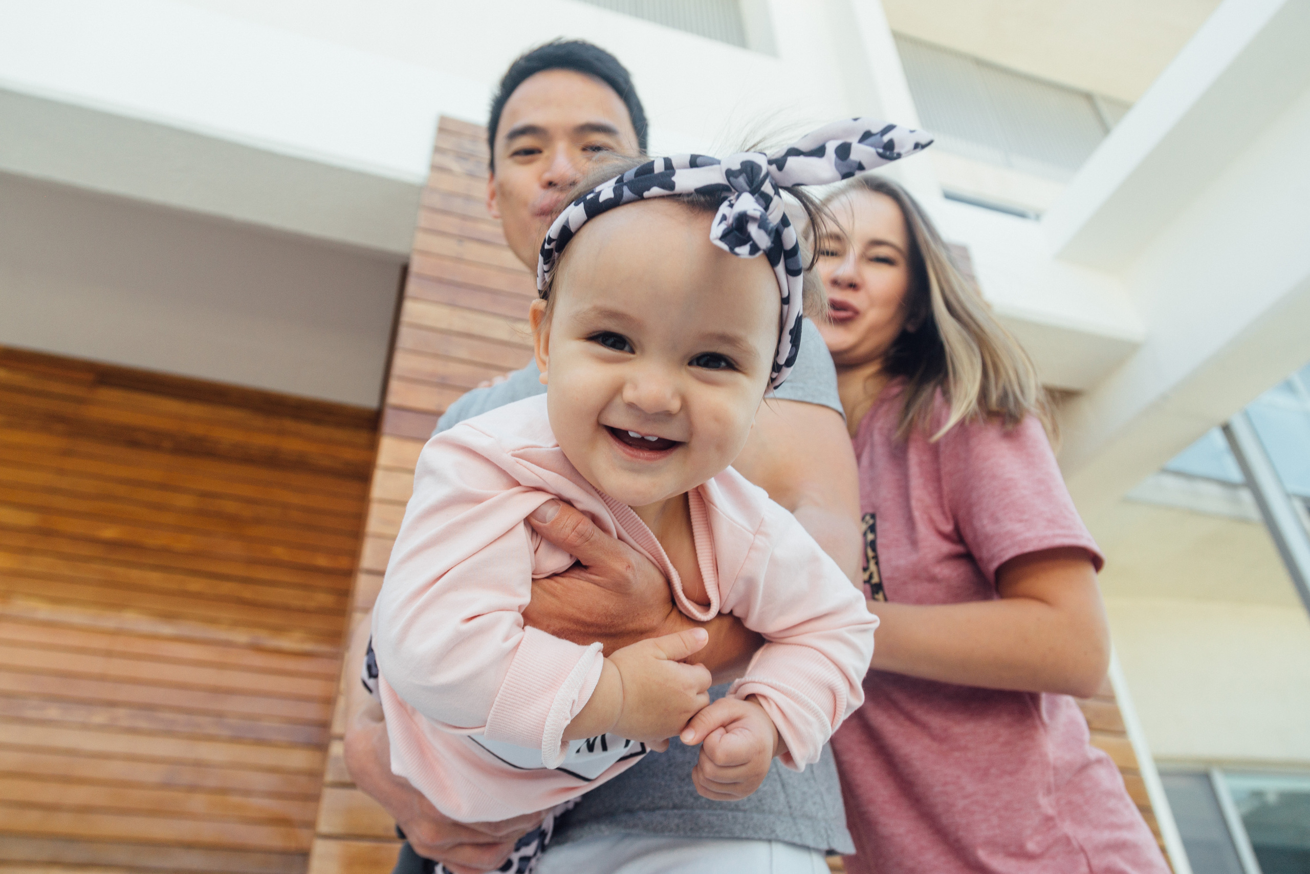 Pequeña Kira con sus papas. Irina Krokhaleva. Fotógrafa de familias y parejas en la CDMX, México