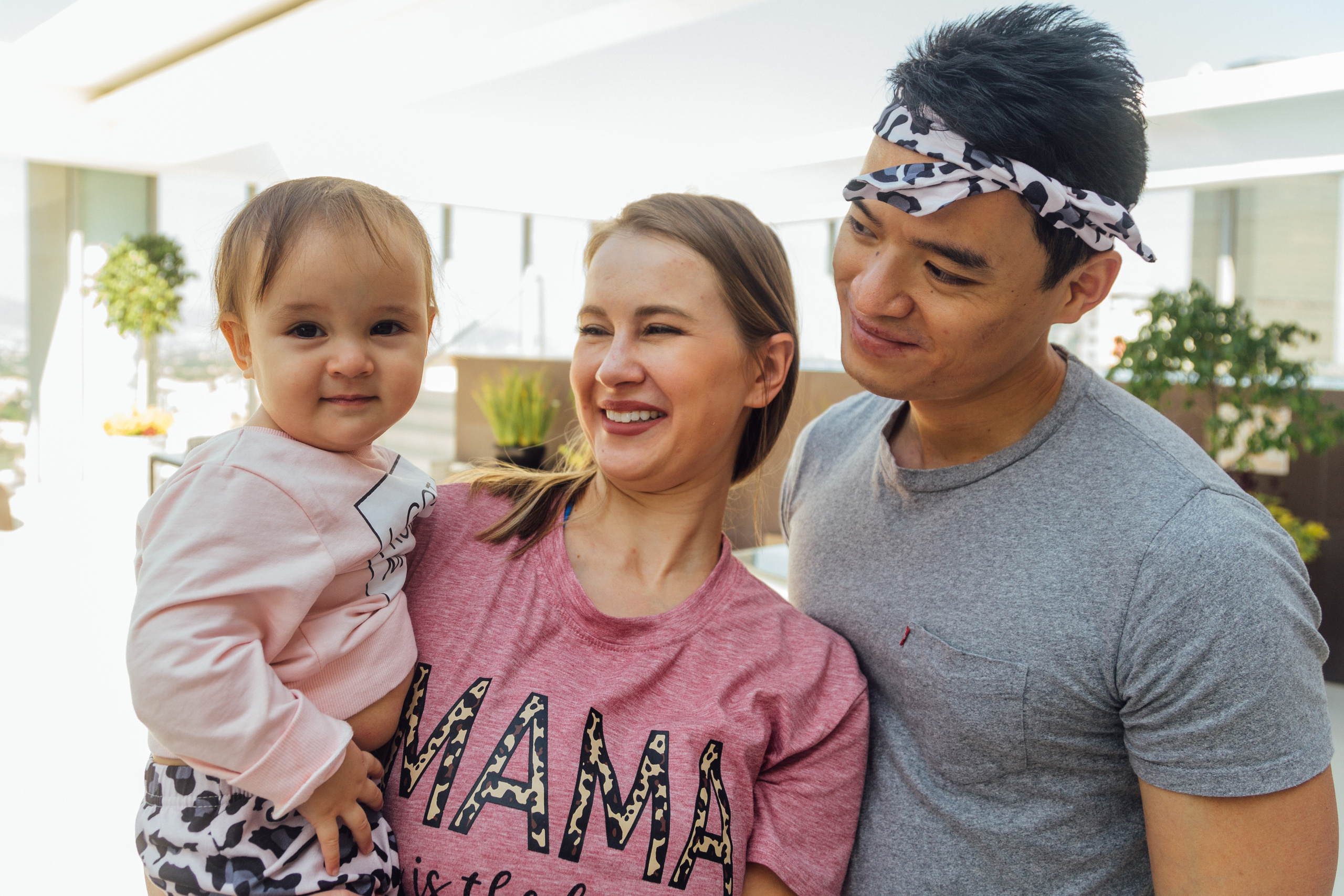 Pequeña Kira con sus papas. Irina Krokhaleva. Fotógrafa de familias y parejas en la CDMX, México