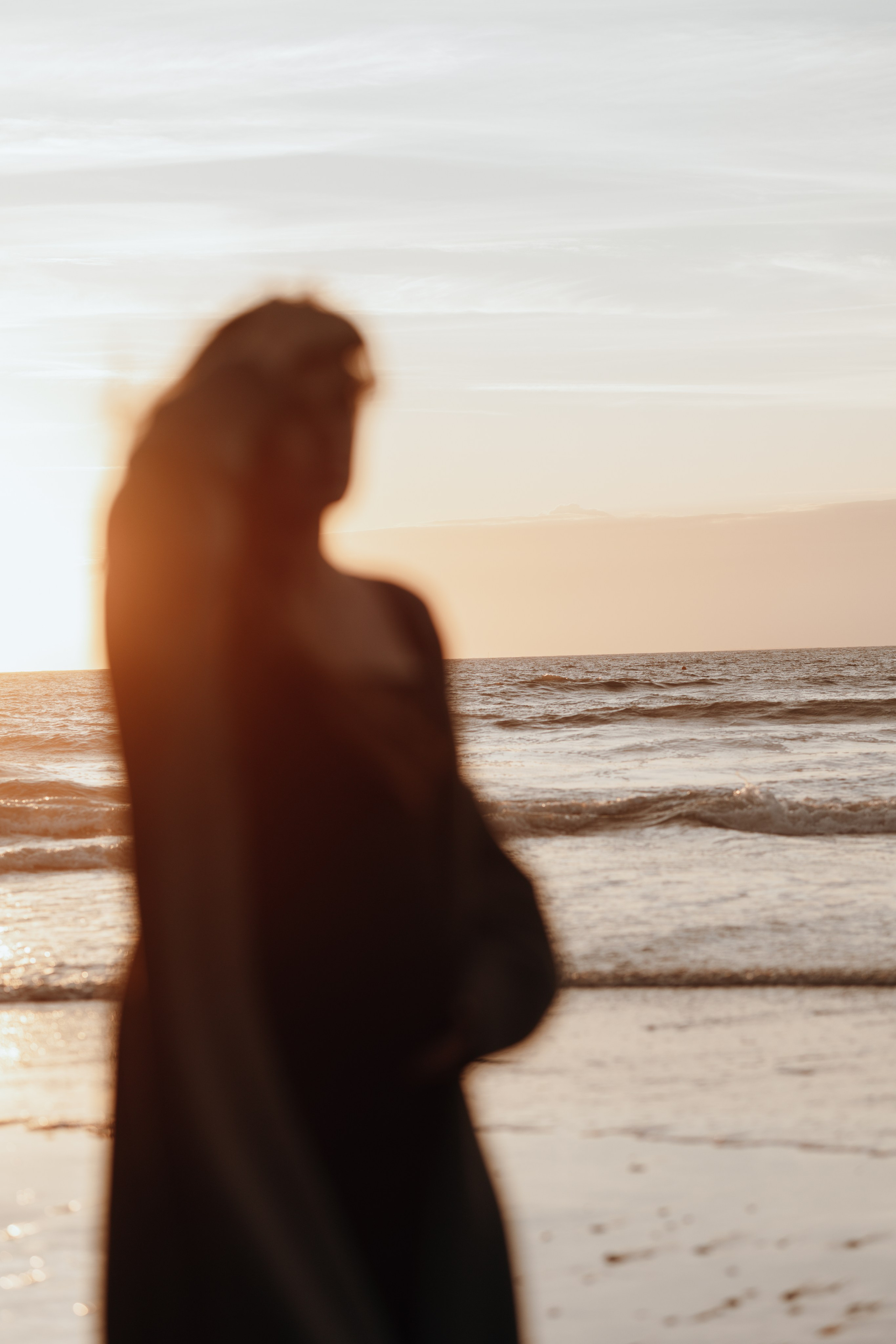 Sunset maternity photoshoot. Annah Louwagie — Lifestyle photographer for couples, families & brands | France & worldwide