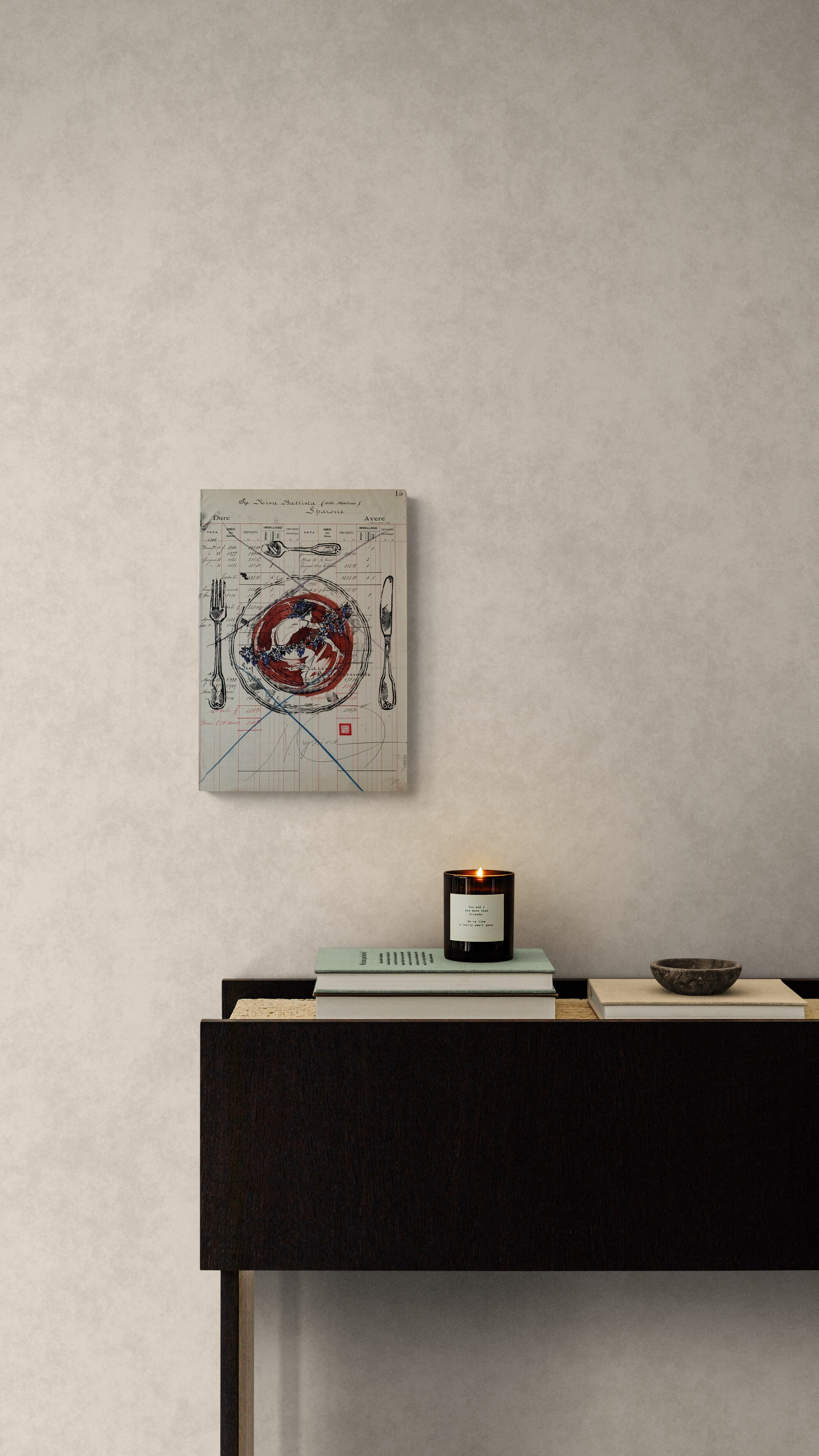 In Panem Quotidianum, Nadia Kuprina trasforma un registro contabile del 1918–1930 in un’opera che unisce memoria e gesto contemporaneo. Ogni pagina — con il nome e gli acquisti di un cliente — diventa un pezzo unico, identificato dal suo numero originale. I piatti e le posate sono stampati a mano in linoleografia; il piatto, dipinto in inchiostro seppia, richiama le decorazioni dell’antica Grecia. Il risultato è un dialogo tra antico e moderno, dove la tradizione della decorazione dei piatti incontra la riflessione sul pasto condiviso come racconto di vita.