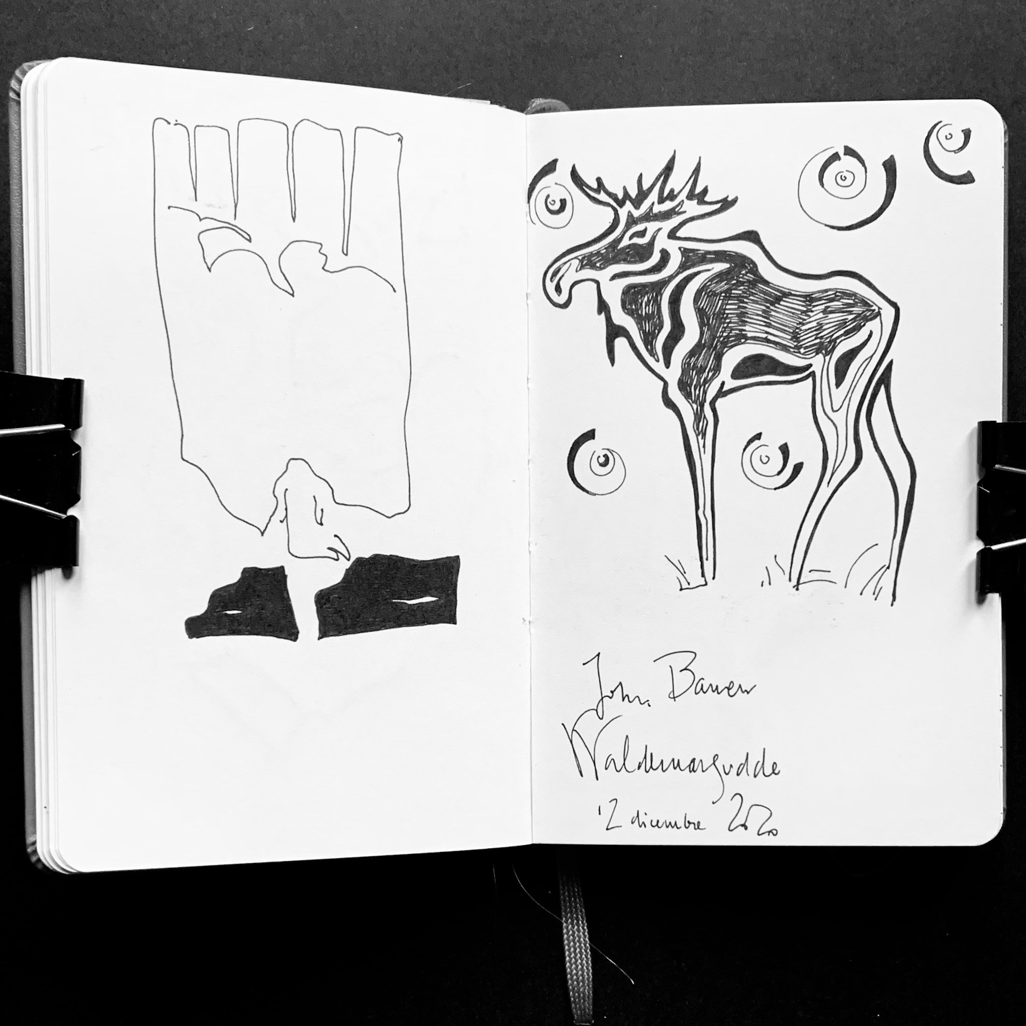 Illustrazioni in bianco e nero realizzate su taccuino Moleskine a Stoccolma, esempio di uno stile disegnato riconoscibile e di una pratica professionale consolidata. Älg av John Bauer.