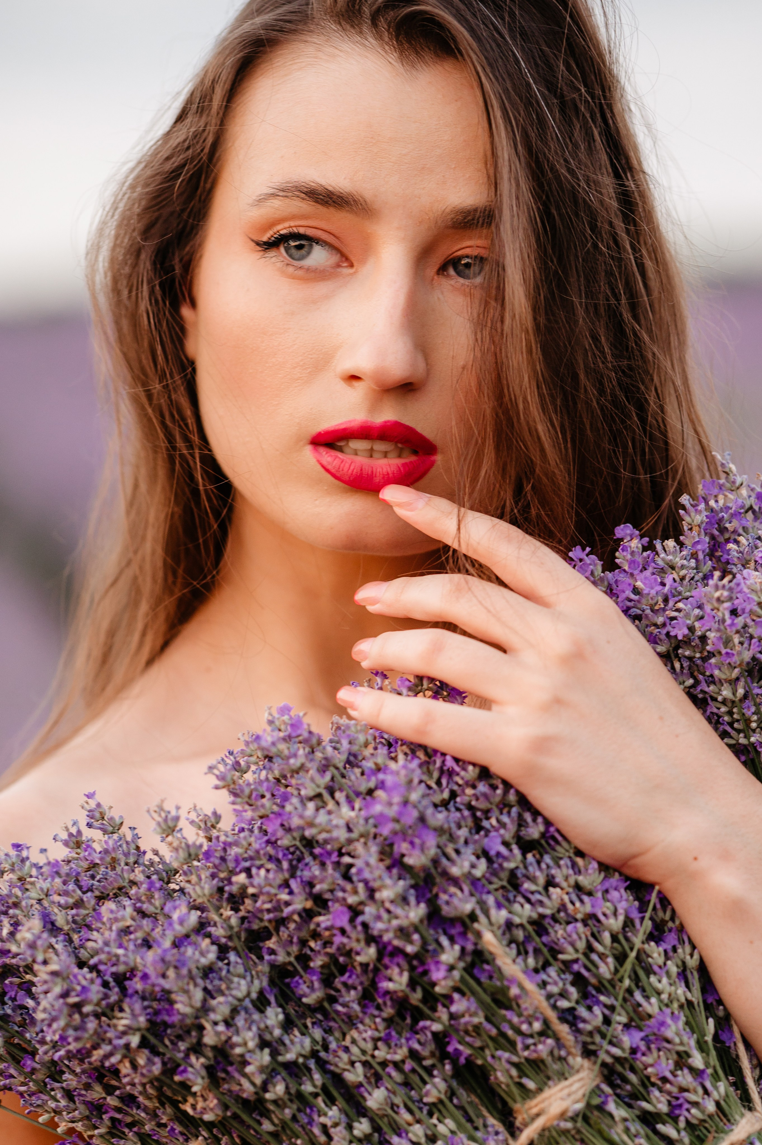 Sedinta foto in lanul de lavanda. Proud Vision Weddings | Wedding Photography & Film — Servicii profesionale Foto Video Nunta Iasi