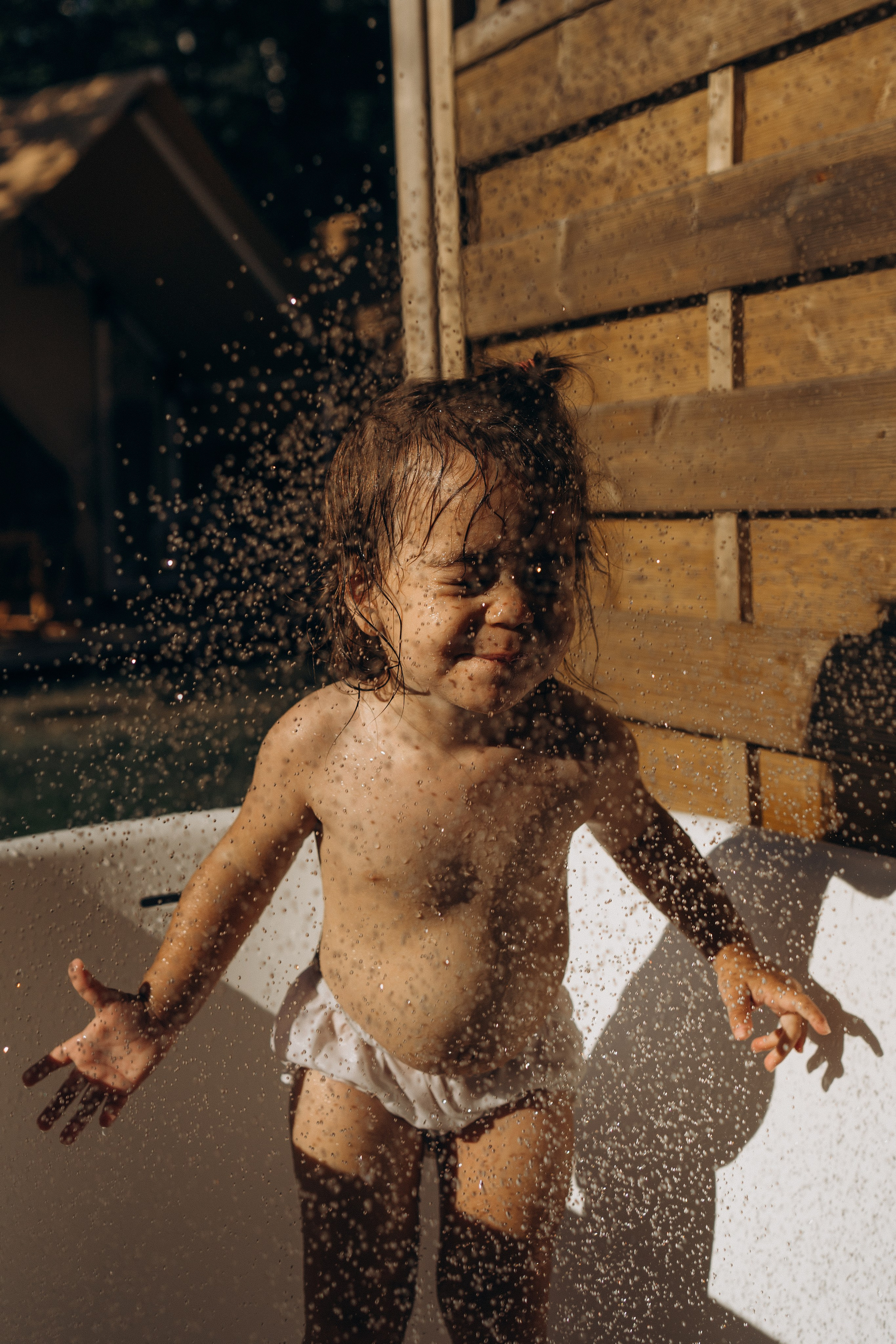 Spakly splashes. Family photographer in Helsinki, Victoria Guadagno
