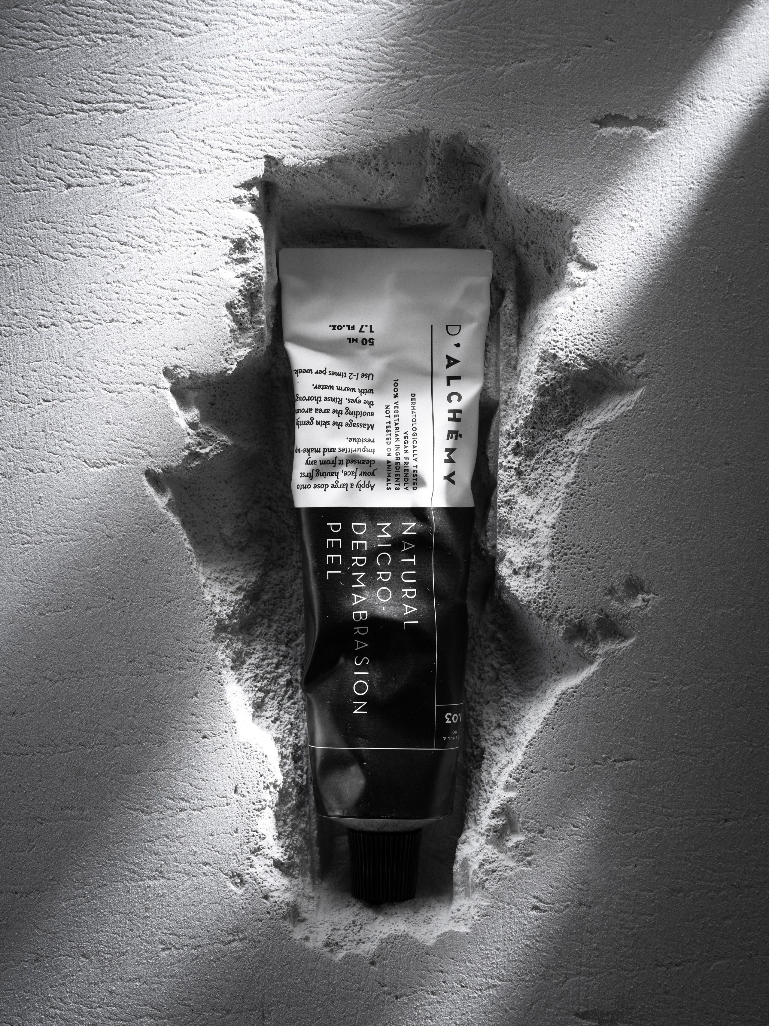 Artystyczna fotografia produktowa kremu w świetle studyjnym, wykonana przez Focusiv Studio. Reklamowa fotografia produktów designerskich i przemysłowych, Gorzów Wielkopolski, Poznań, Wrocław, Szczecin, Zielona Góra