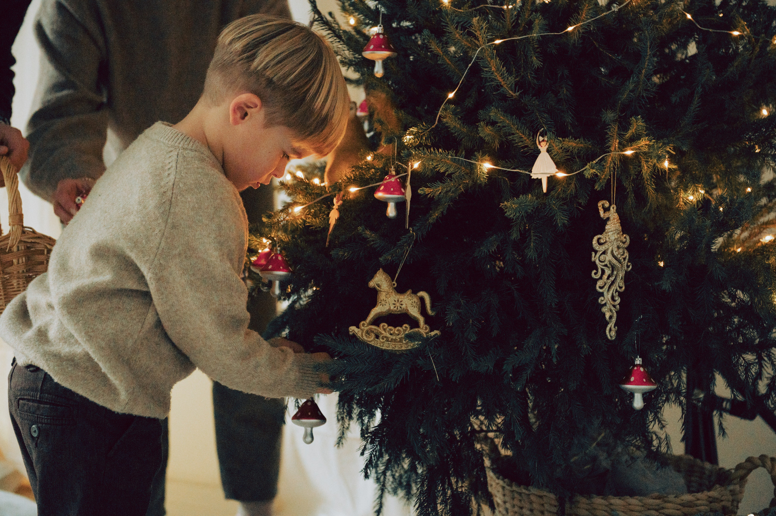 A heartwarming family moment captured during a cozy Christmas photoshoot at home. Parents and their child decorate the Christmas tree together, surrounded by warm lights, festive ornaments, and a soft holiday atmosphere. This intimate family scene is perfect inspiration for Christmas photo ideas, lifestyle family photography, and holiday memories in Italy. Captured by Milan-based photographer Anastasiia Buchinskaia, specializing in natural, emotional family storytelling.⭐ Keywords (separate by commas)Christmas family photoshoot, holiday lifestyle photography, decorating Christmas tree, cozy home session, family Christmas ideas, festive photo inspiration, Milan family photographer, emotional family moments, winter photoshoot ideas, holiday decor inspiration, Christmas tree ornaments, natural family photography, anastasiia buchinskaia photographer, anamilanofoto