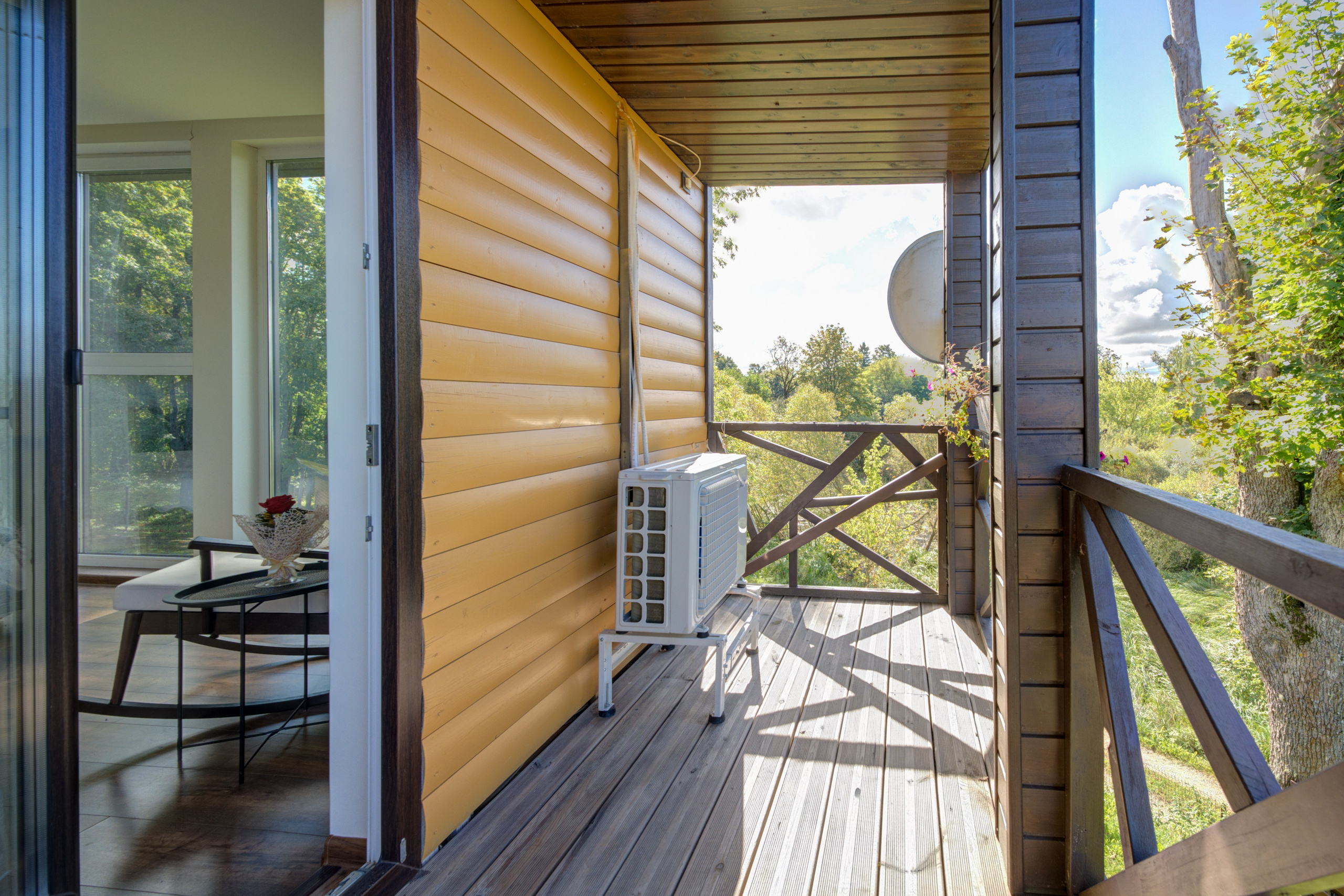 Sadyba Vinliaus r. prie ežero. Elina Sapiega fotografė Vilniuje