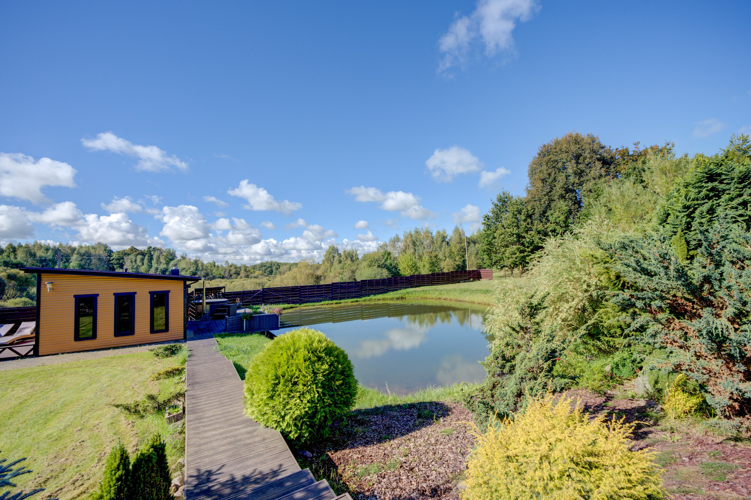 Sadyba Vinliaus r. prie ežero. Elina Sapiega fotografė Vilniuje